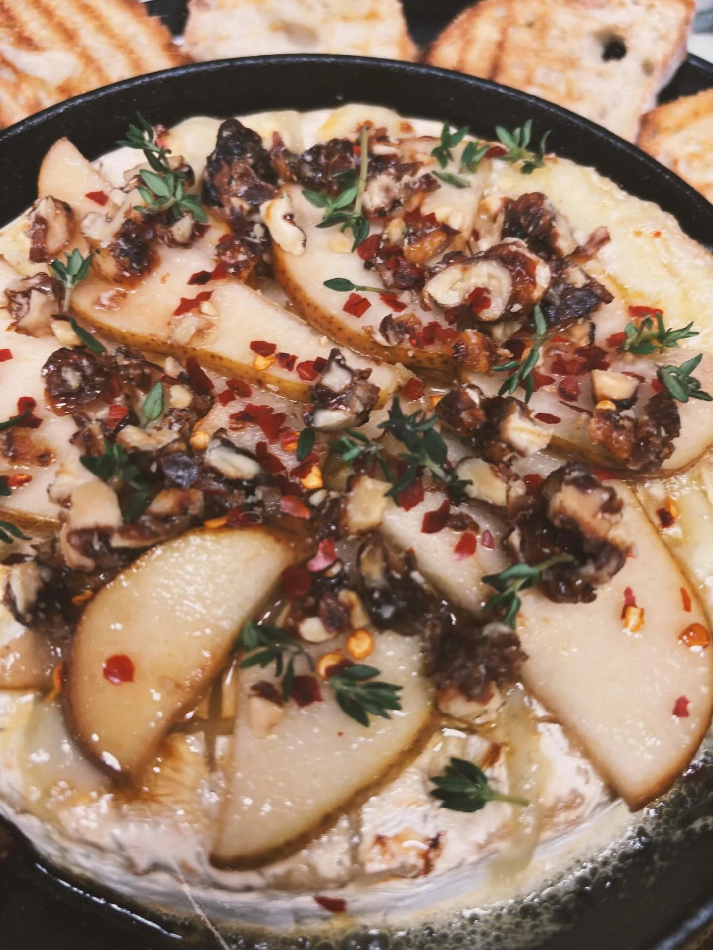 A cozy winter bite: creamy brie, pears, walnuts, honey, thyme and warm bread, crafted for sharing and good conversations.
Holiday evenings feel better at the Public House. #fairfaxeats #marineats #bakedbrie #bakedcheesetart #holidayseason #holidayfoo