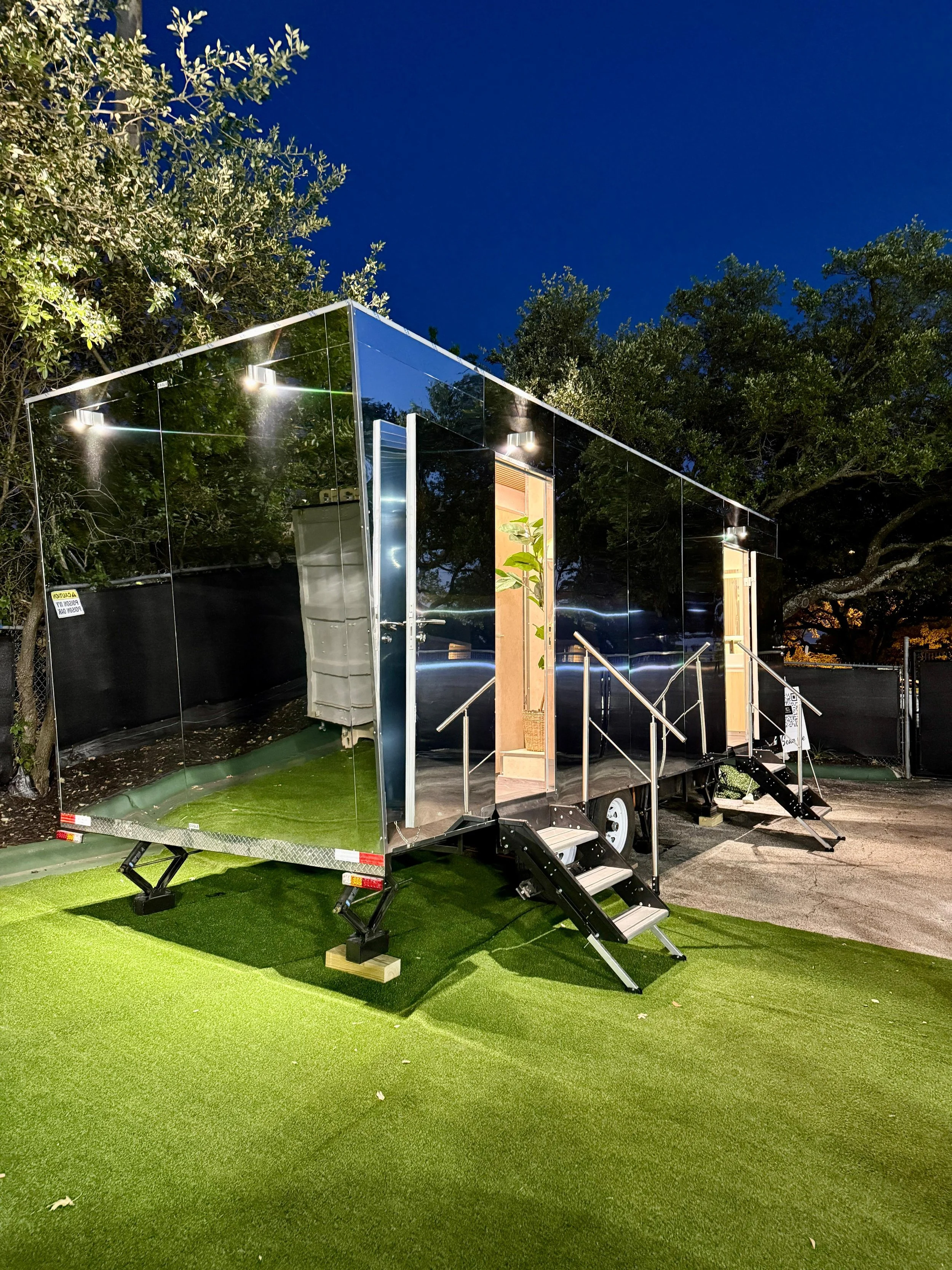 Full view of the Looxury, a premium bathroom trailer for events