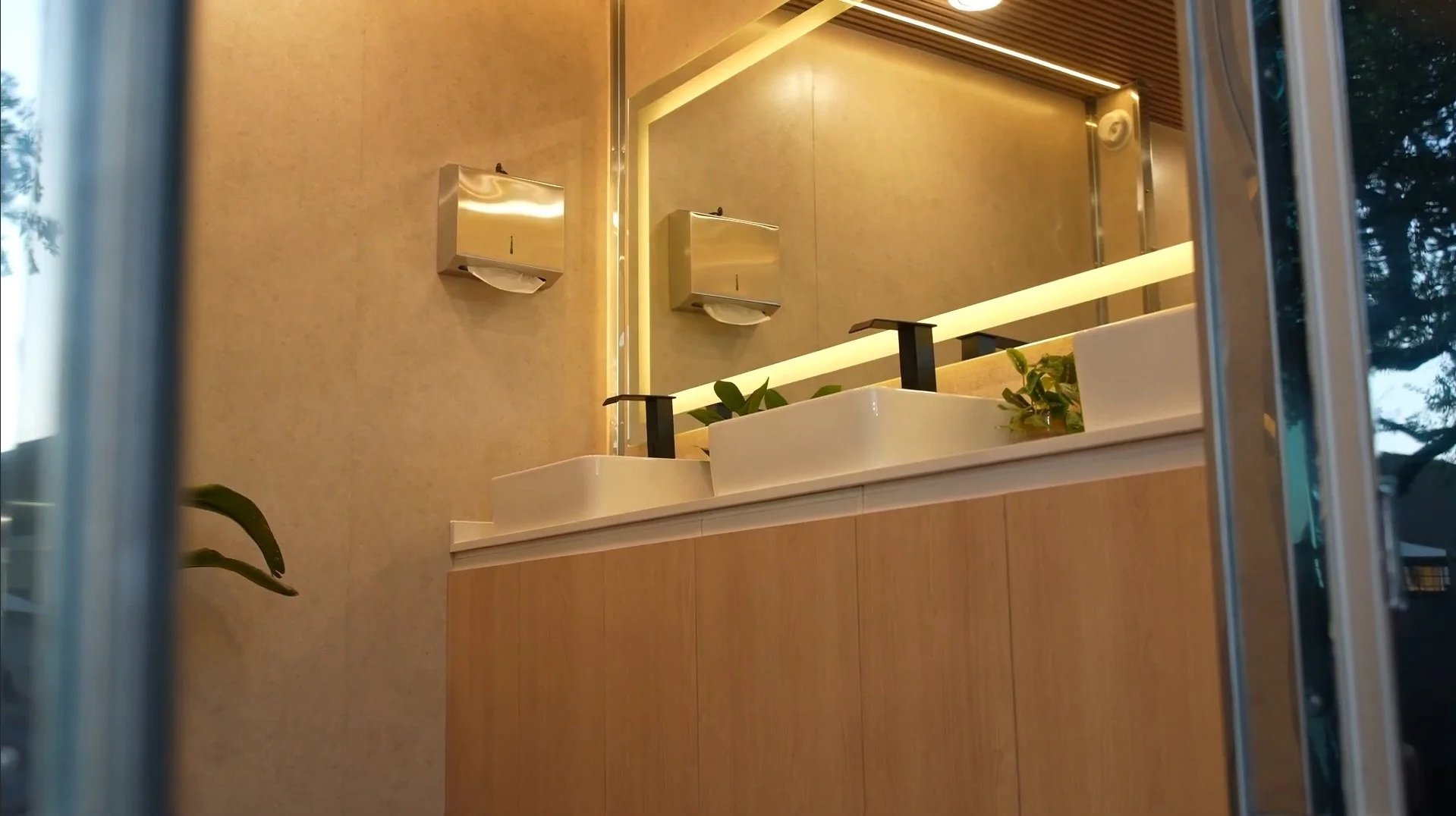 Looxury bathroom sinks and mirror