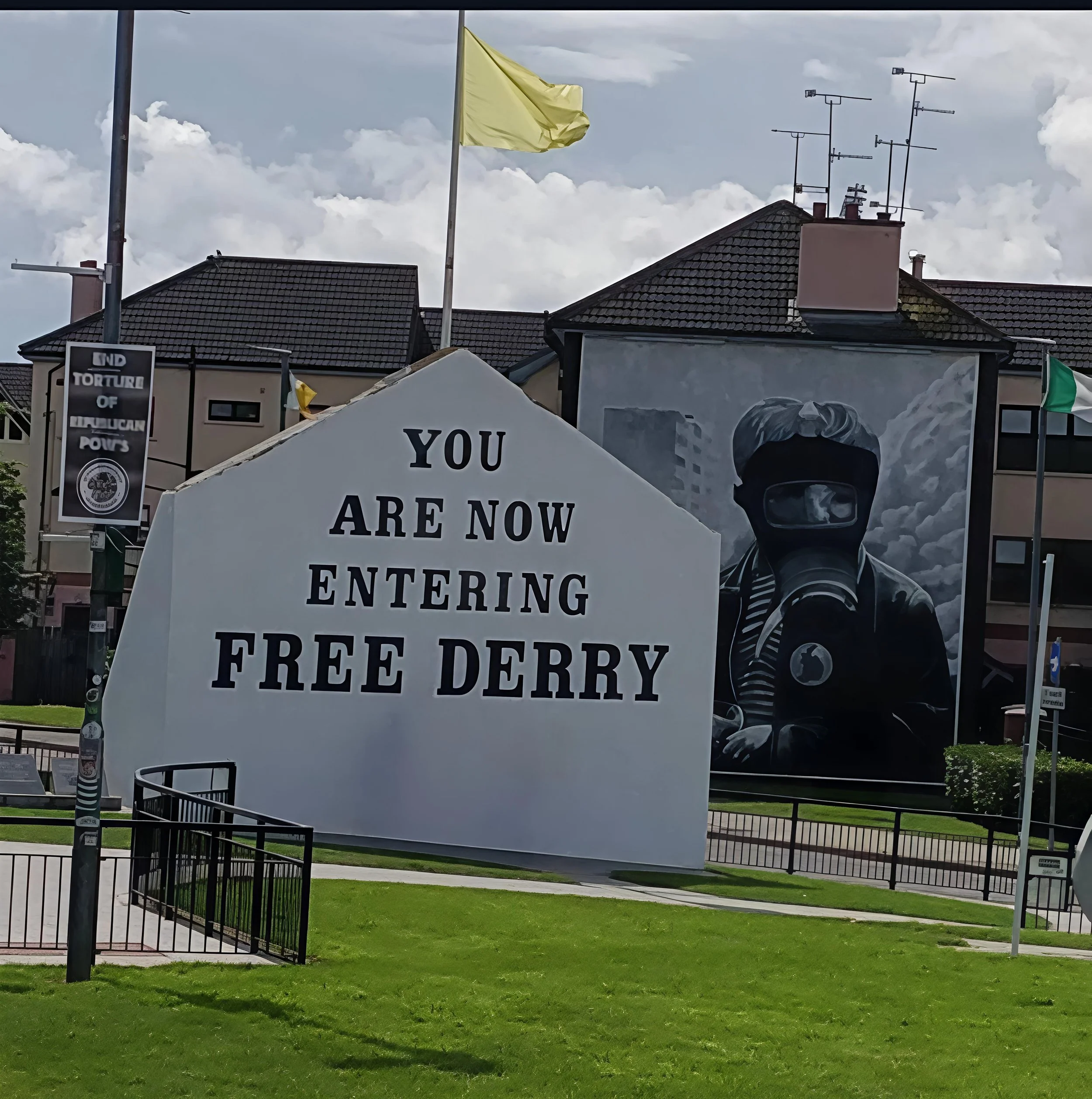 Londonderry / Derry: Walls Above the Bogside.