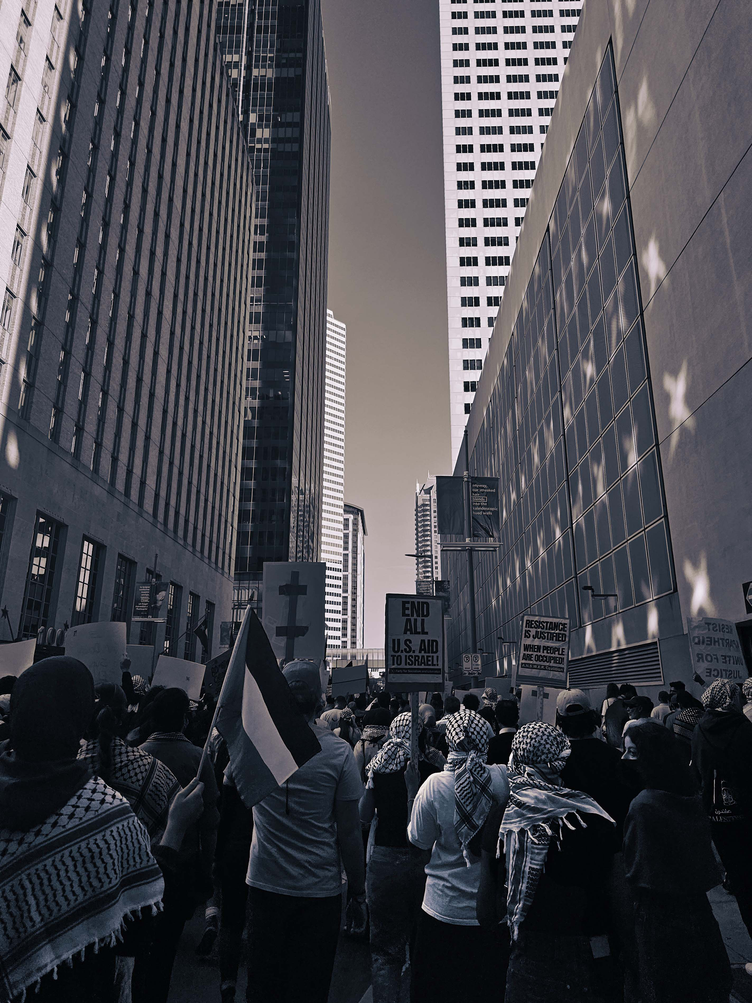 solidaridad con el pueblo de palestina | 2023 | Documented display of the people of Houston taking to the streets to defend the rights of people in the Gaza strip at the beginning of the Israel-Hamas War.