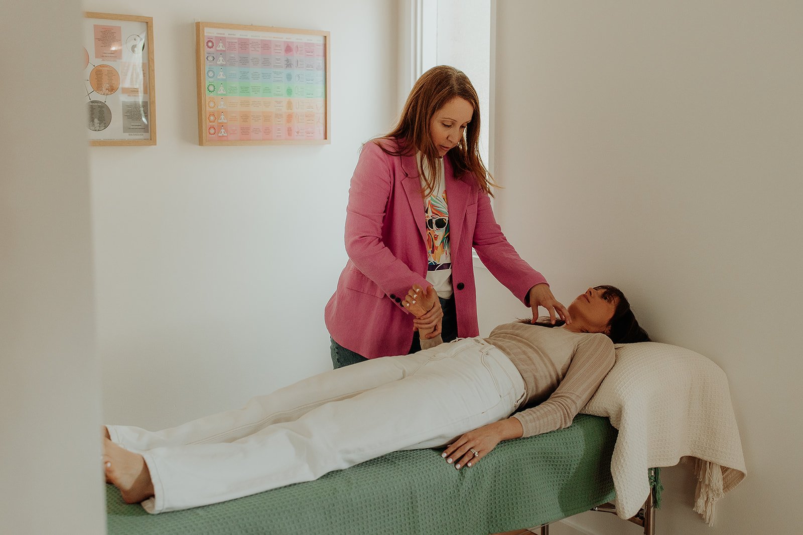 How Muscle Testing Works in Holistic Kinesiology (Explained Simply)