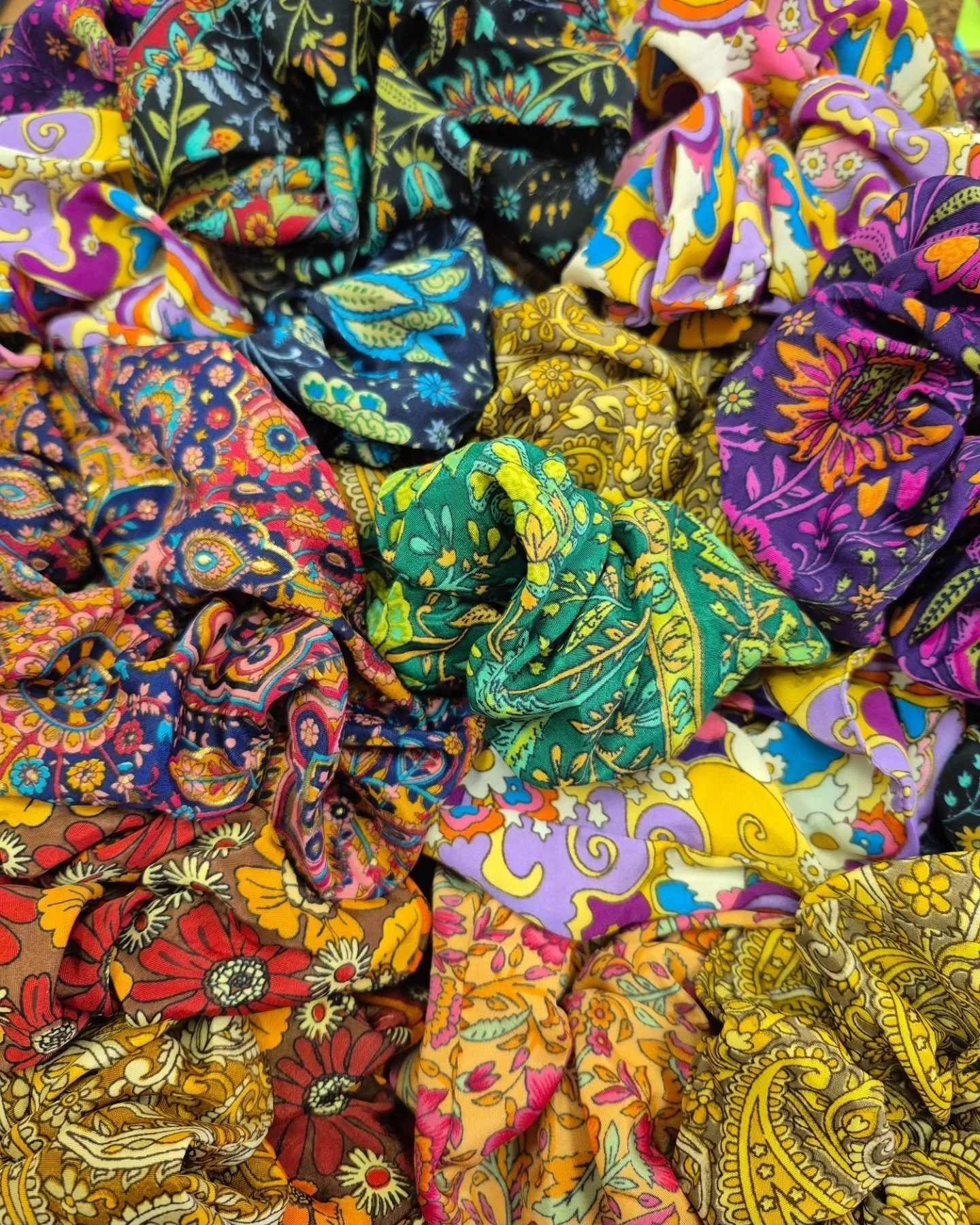 ✨️ Scrunchies ✨️

You know we're all about the hair accessories, especially when they're sustainable.

These beauties are made with offcuts of ethical garment production, instead of ending up in landfill. They're made from colourful sari silk and are