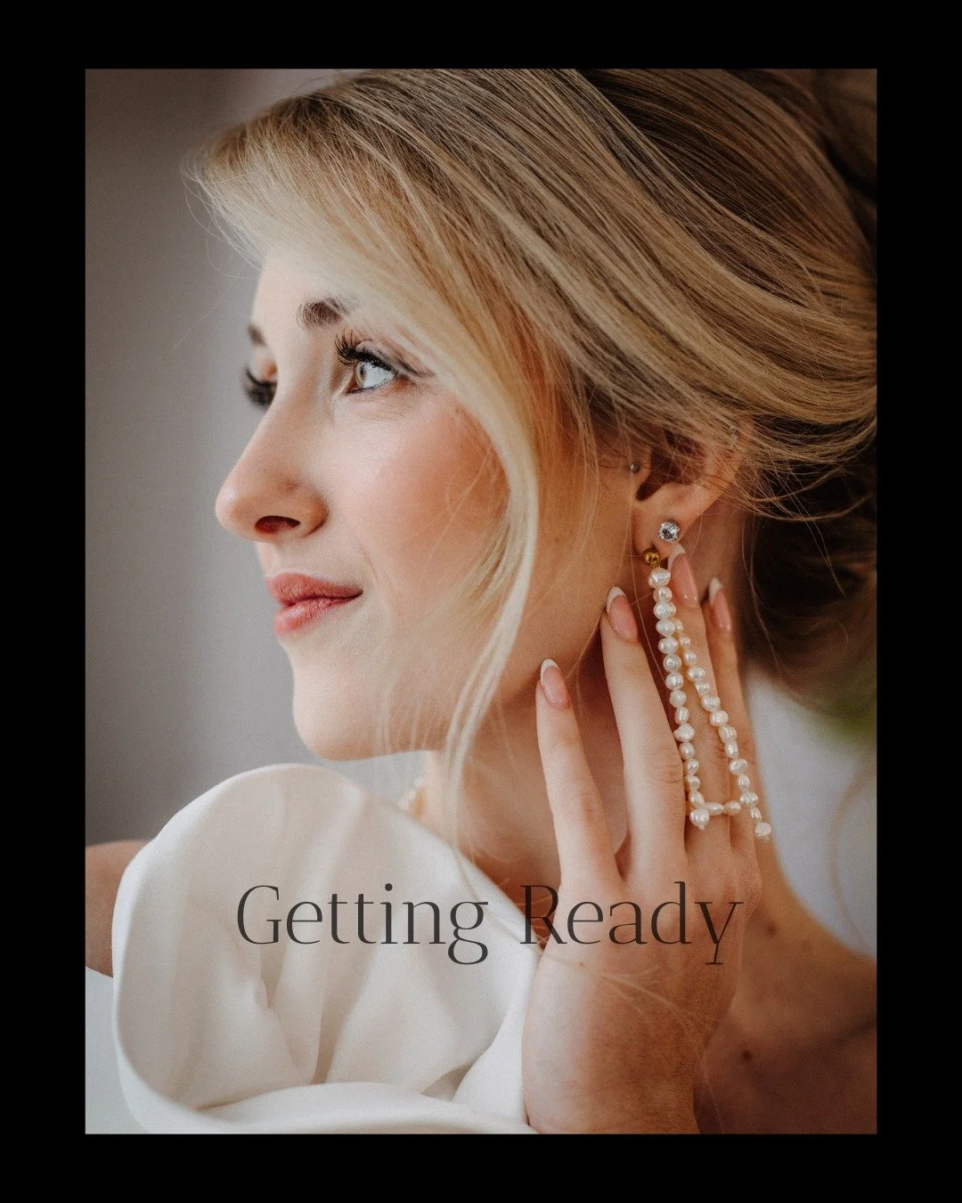 So kann es aussehen,  wenn man den Editoralen-Stil in echte Momente &uuml;bertr&auml;gt.
Teilweise inszeniert, teilweise direkt aus dem Getting Ready.

Mit Fensterlicht, Ruhe und Atmosph&auml;re.
Gerade diese ersten Minuten, frisch gestylte und volle