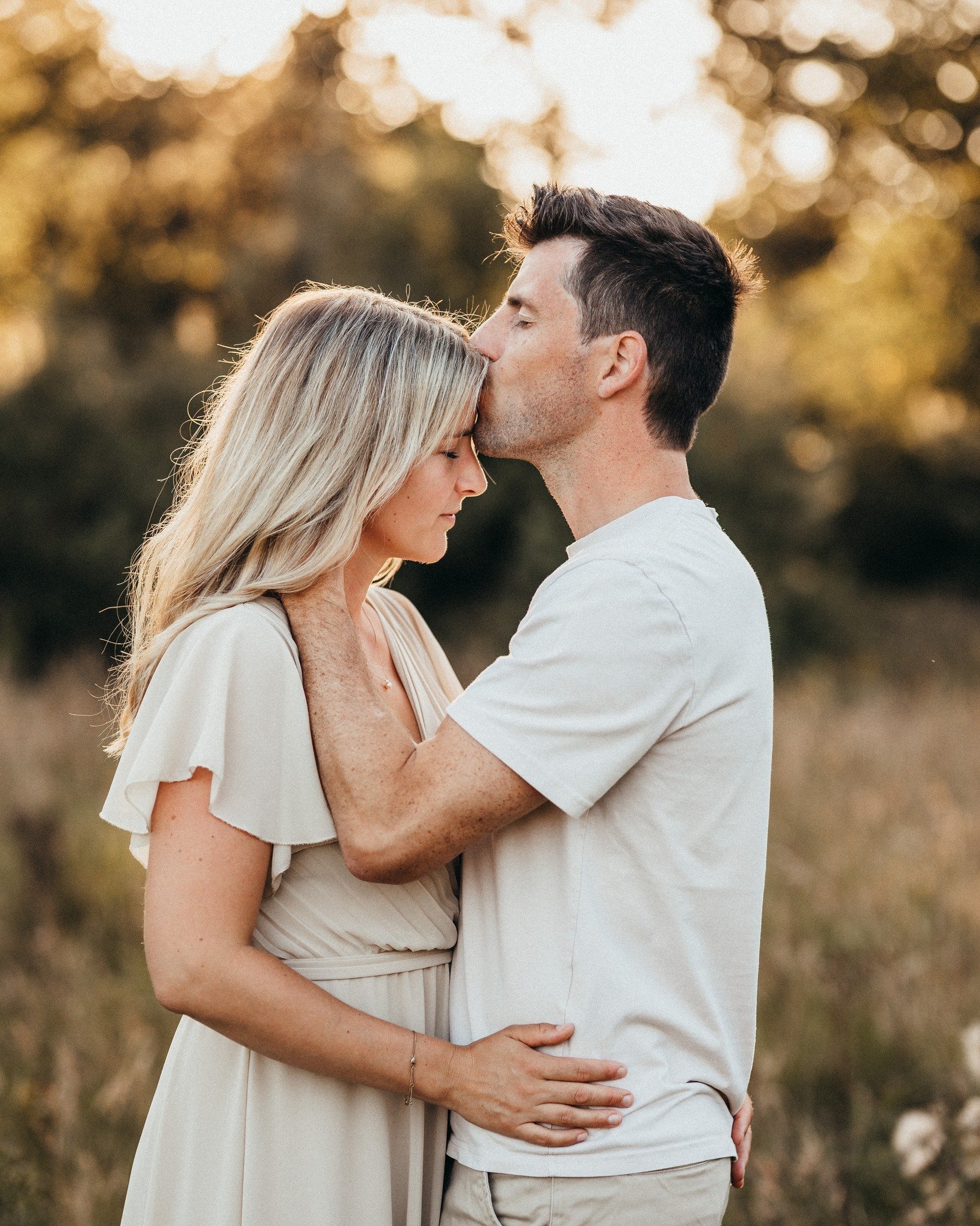 Du m&ouml;chtest Erinnerungen, die sich leicht anf&uuml;hlen,
und nicht wie ein weiteres To-Do auf deiner Liste!

Bei meinen Familienshootings entstehen genau diese Momente.
Ihr als Familie zusammen,
aber auch als Paar, mit Zeit f&uuml;reinander,
und