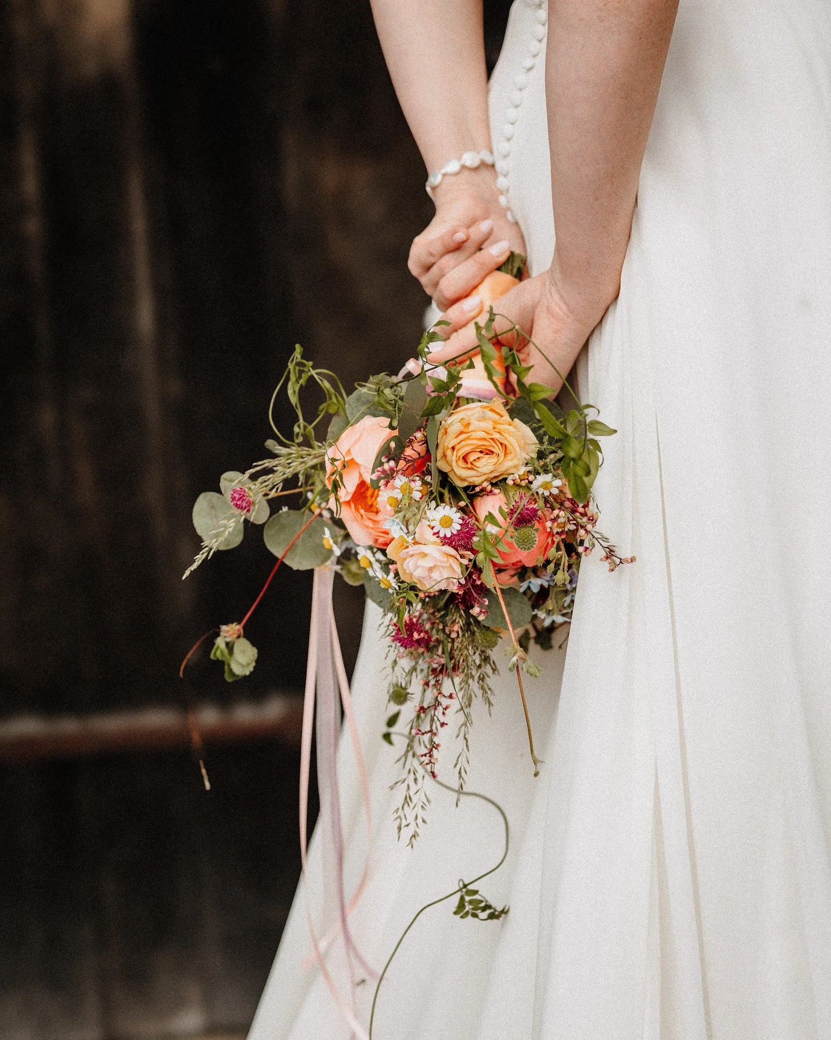 An einer Hochzeit liebe ich nicht nur die gro&szlig;en Momente &ndash; sondern auch die kleinen Details, in denen so viel Herz, Zeit und Vorfreude steckt.
Diese Details erz&auml;hlen eure Geschichte, und ich halte sie f&uuml;r euch fest.
Damit all di