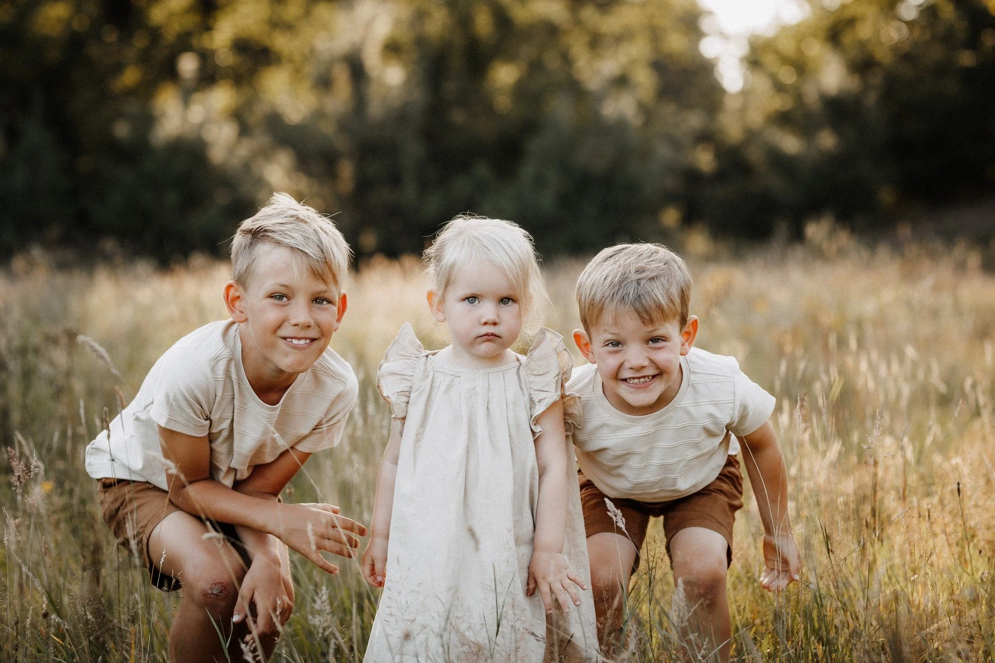 Echte Kinder, echte Momente &ndash; genau das liebe ich an Familienfotografie!
Wir Mamas machen uns so oft Gedanken, wollen alles perfekt, haben das Bild schon im Kopf &ndash; und die Kinder? Die machen einfach ihr Ding. 😄
Es muss niemand perfekt in