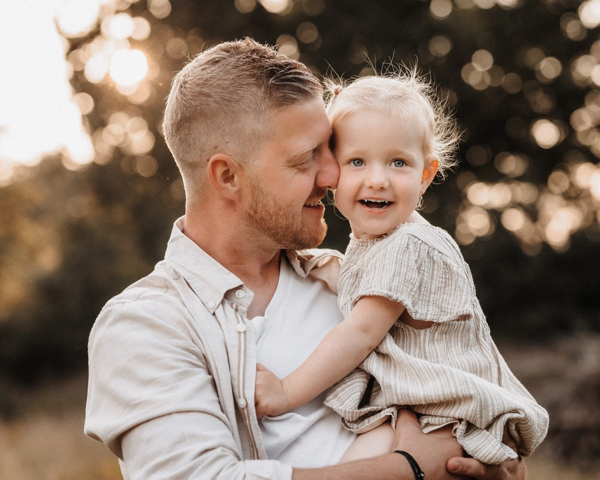 Papa Liebe💛

Ein Shooting bei mir ist mehr als Fotos machen. Es ist  voller Spa&szlig;, Lachen Toben und Kuscheln.
Es geht nicht darum, perfekt in die Kamera zu l&auml;cheln. Ich halte Momente fest, die euer Herz ber&uuml;hren, damit ihr euch noch J