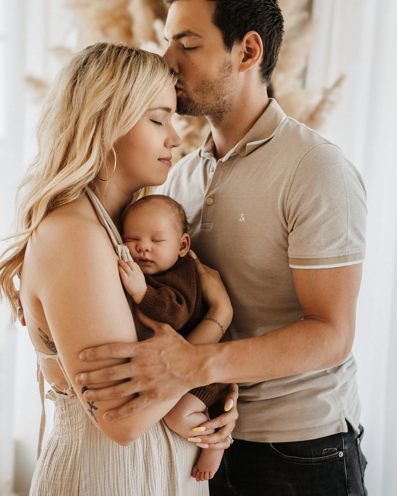 Diese Bilder erz&auml;hlen nicht nur von einem Baby. Sie erz&auml;hlen von Liebe.
Von einem Team, das gerade Eltern geworden ist. Von einem Moment, in dem alles stillsteht &ndash; w&auml;hrend gleichzeitig so viel passiert.

Und ich wei&szlig; aus ei