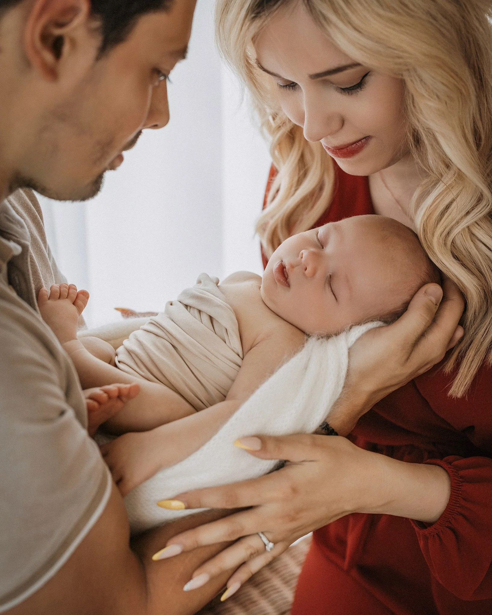 Mama, Papa und ihr kleiner Hauptdarsteller, der jetzt schon wei&szlig;, wie man Herzen schmelzen l&auml;sst.
Noch ganz winzig, aber schon mit gro&szlig;em Fanclub.

Und manchmal braucht es einfach zwei Anl&auml;ufe. 
Beim ersten Termin hatte der klei