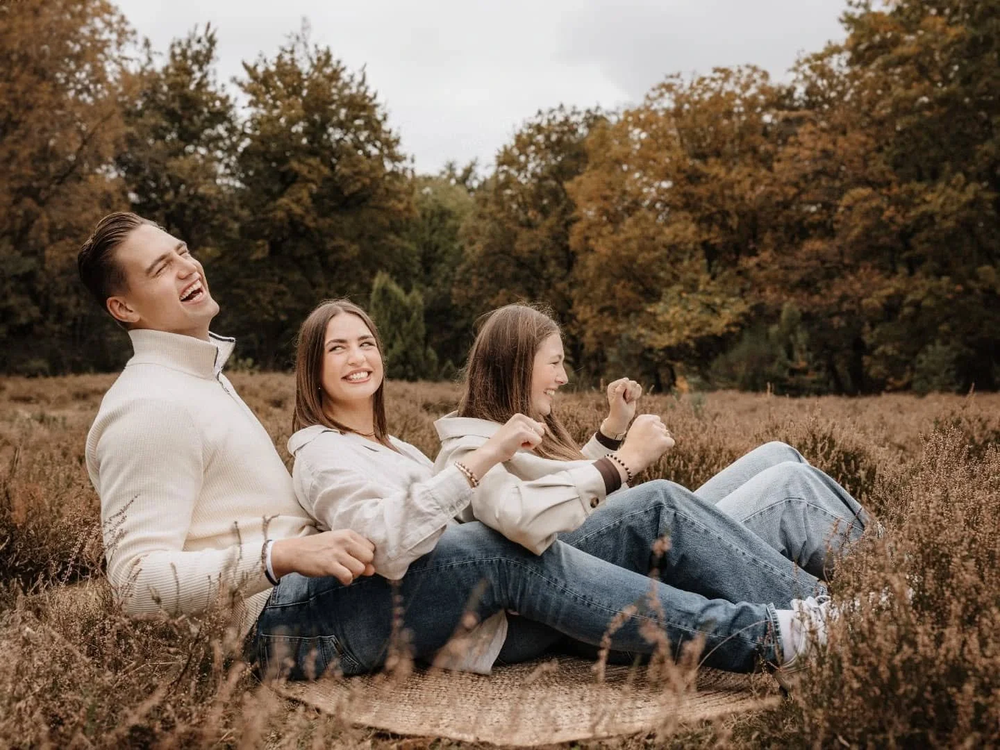 Wenn erwachsene Geschwister vor der Kamera pl&ouml;tzlich wieder ein bisschen Kind werden &ndash; da ist dieses vertraute Necken, echtes Lachen, kleine Gesten, die man nur untereinander kennt.

Man sp&uuml;rt: Diese Verbindung tr&auml;gt ein Leben la