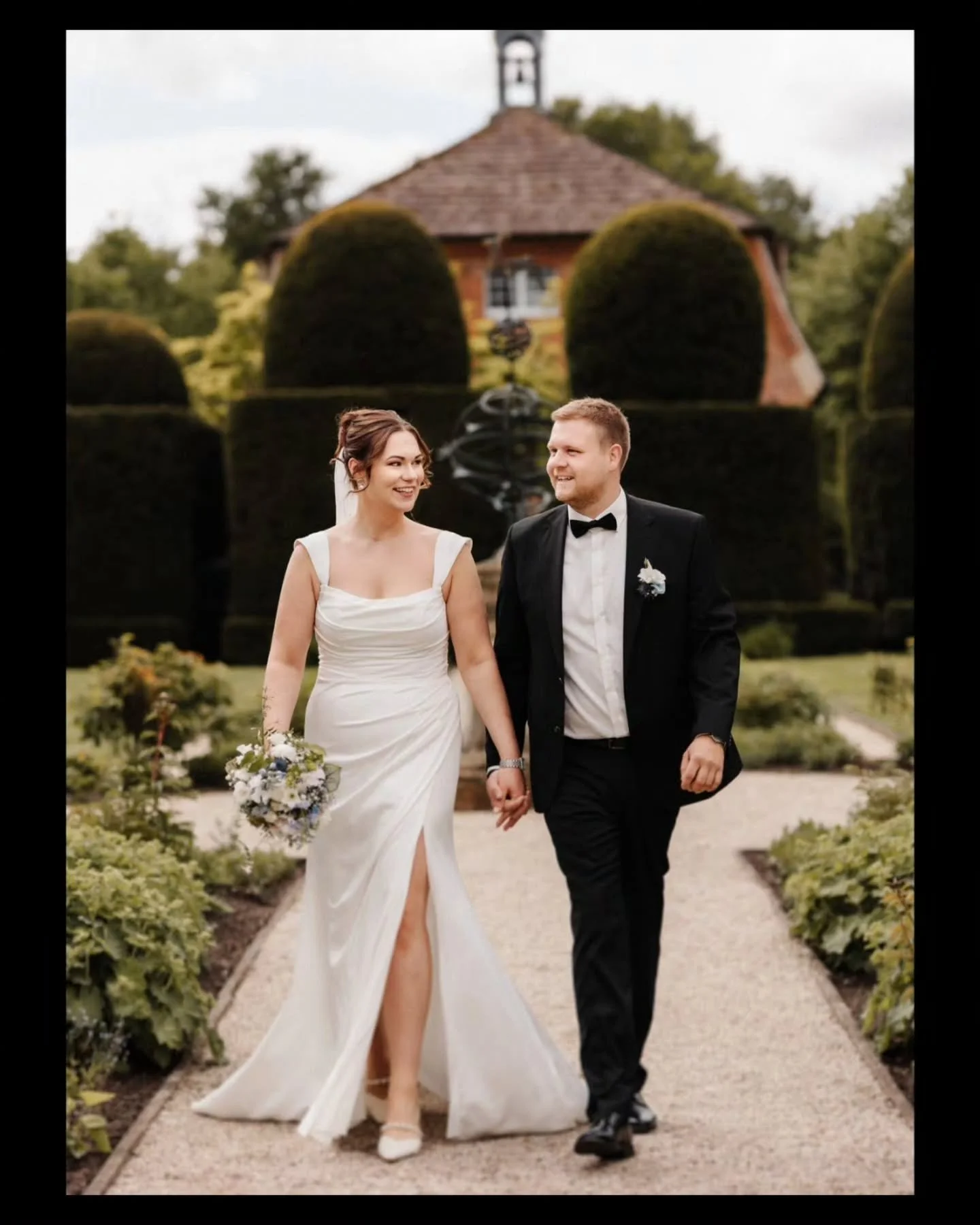Eine Hochzeit mit Wetterchaos, schnellen Wechseln und sehr vielen echten Momenten. Alles au&szlig;er langweilig. 

Lange nichts gepostet, aber gerade ist einfach einiges los. 

Die ersten Galerien durften schon raus und ich freue mich, euch nach und 