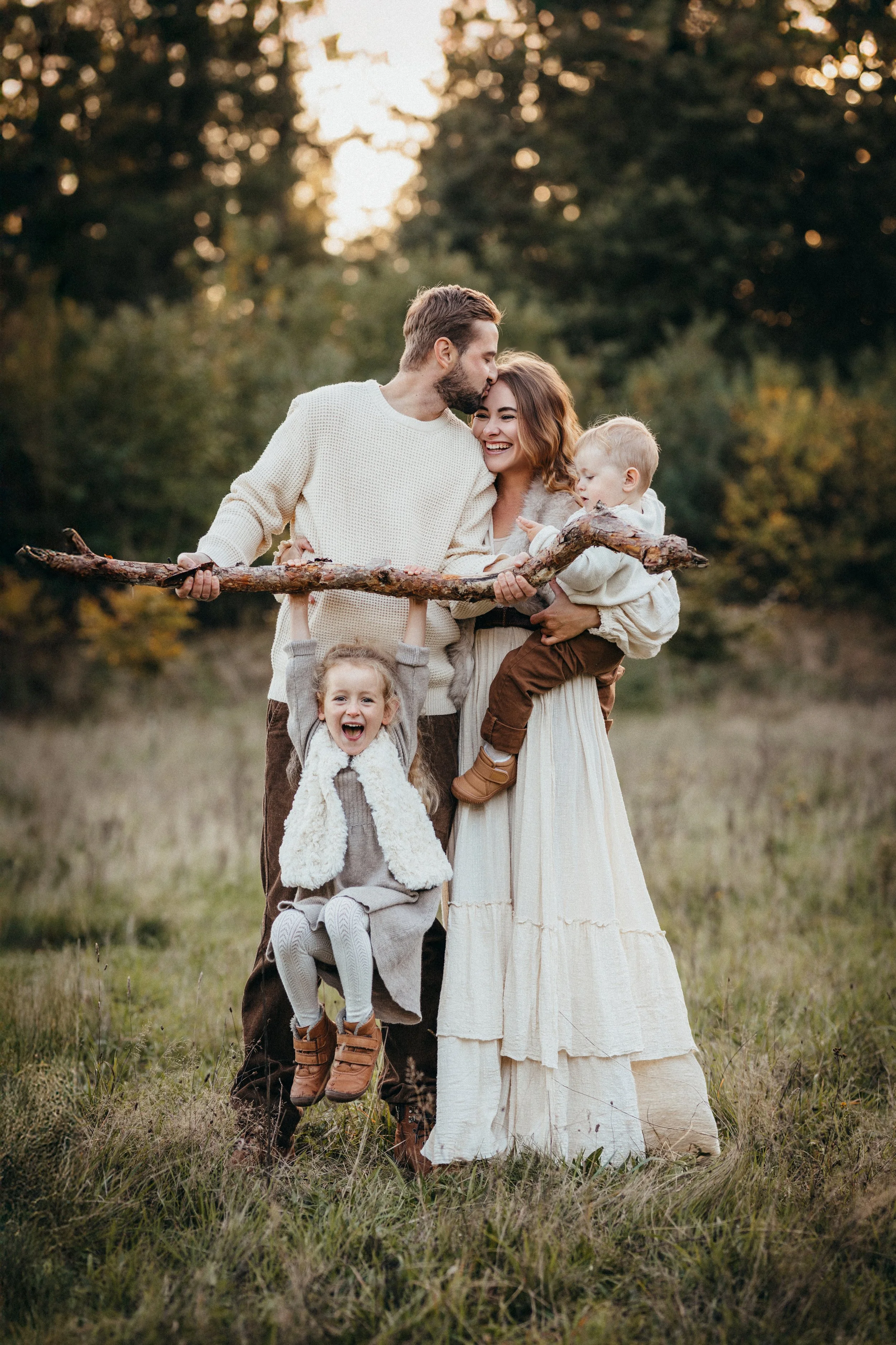 Familie erlebt ein Abenteuer auf der Wiese bei einem Fotoshooting