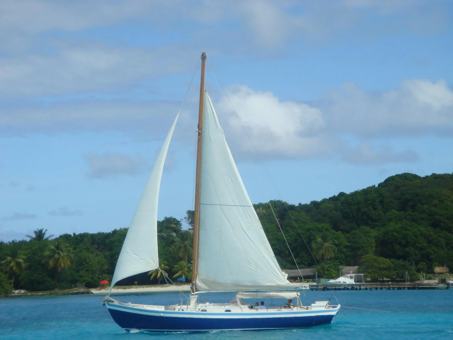 Beautiful_sailing_sloop_in_Petit_St_Vincent.jpg