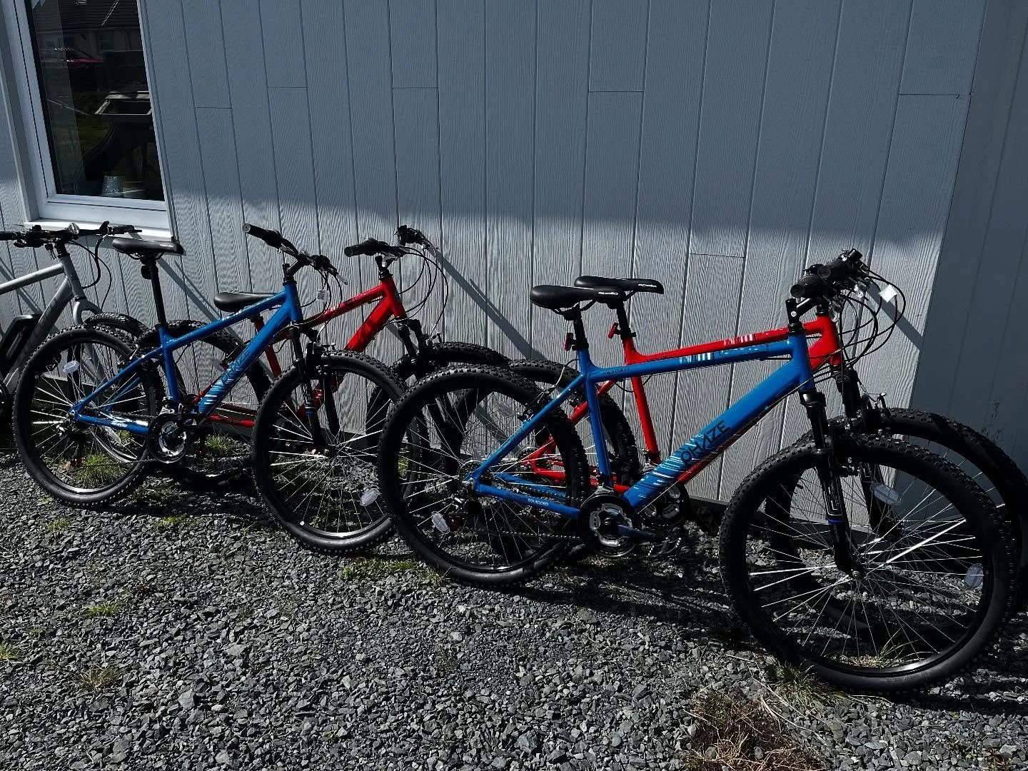 Exciting news! Our bikes have finally arrived, and we ve got a fantastic selection of heights to fit everyone.
With mountain bikes for adventurous trails and electric bikes for an easier ride. Book now! 🚴‍♀️🌅