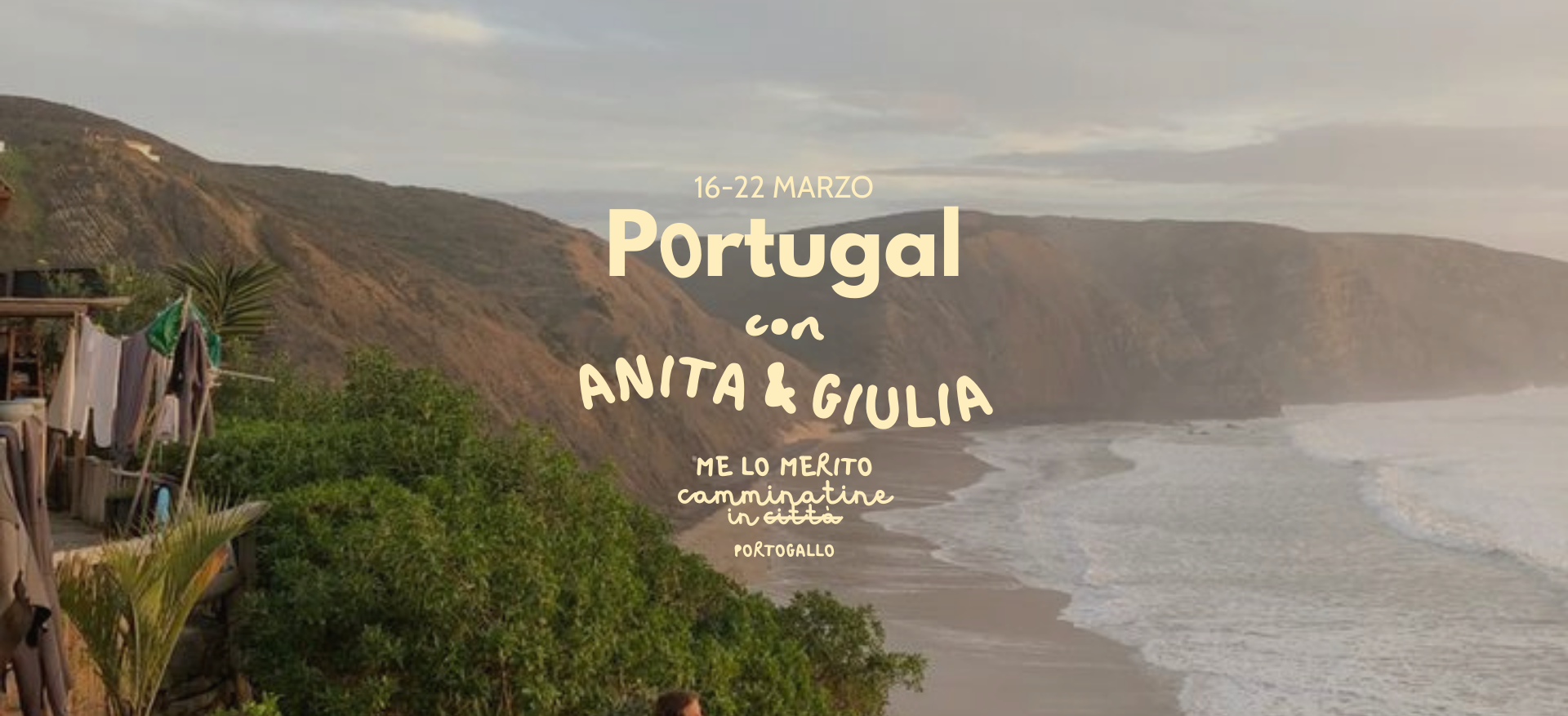 Vista di una costa di Portogallo con scogliere e mare, una terrazza con vestiti appesi all'esterno e testo promozionale in italiano che indica un evento dal 16 al 22 marzo con Anita e Giulia.