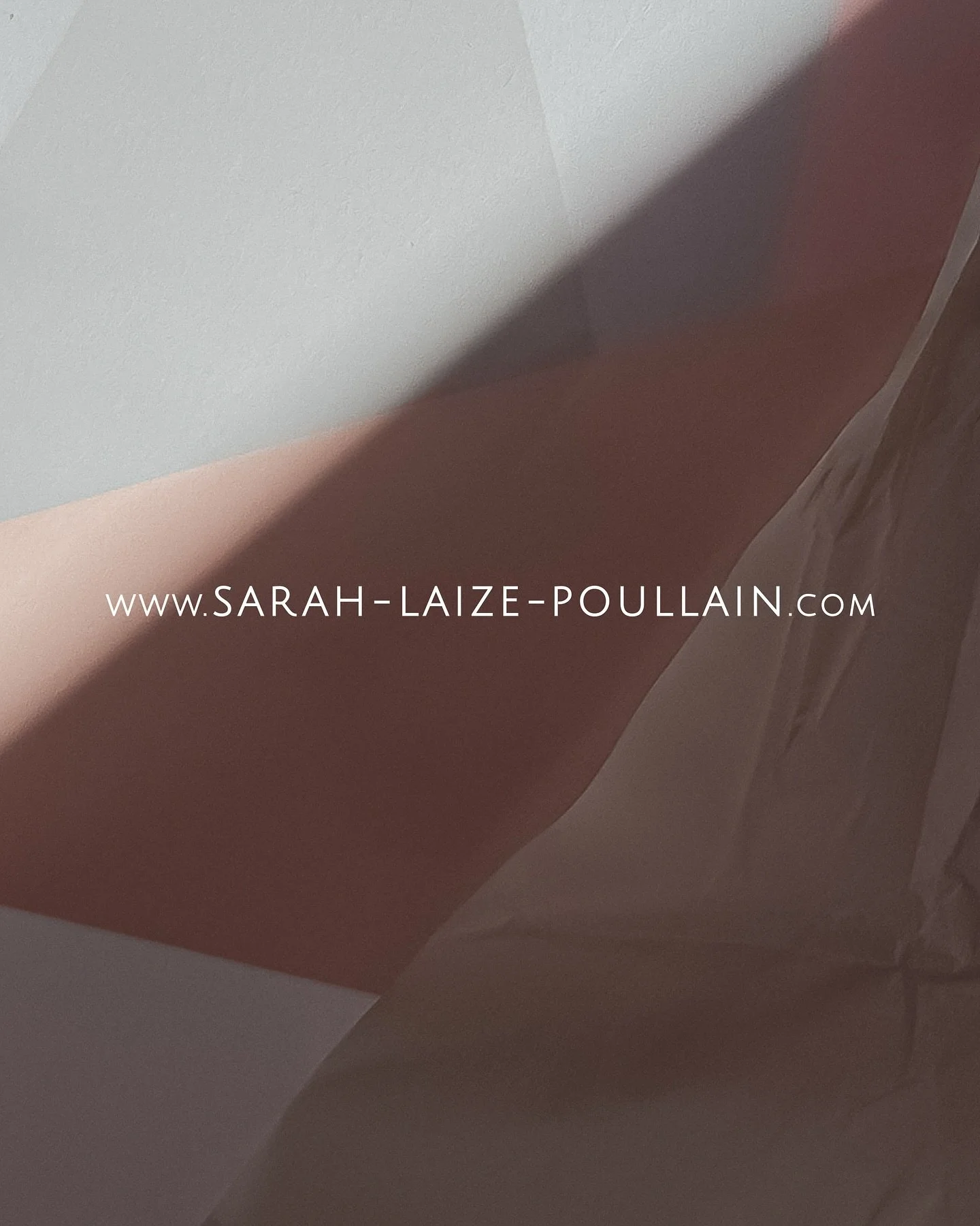 〰️ Nom de domaine r&eacute;serv&eacute; 〰️ 

Je ne pouvais choisir autre nom comme adresse de site pour la partie la plus artistique de mon travail.

Alors ce n&rsquo;est sans doute pas le plus percutant / judicieux d&rsquo;un point de vue marketing 