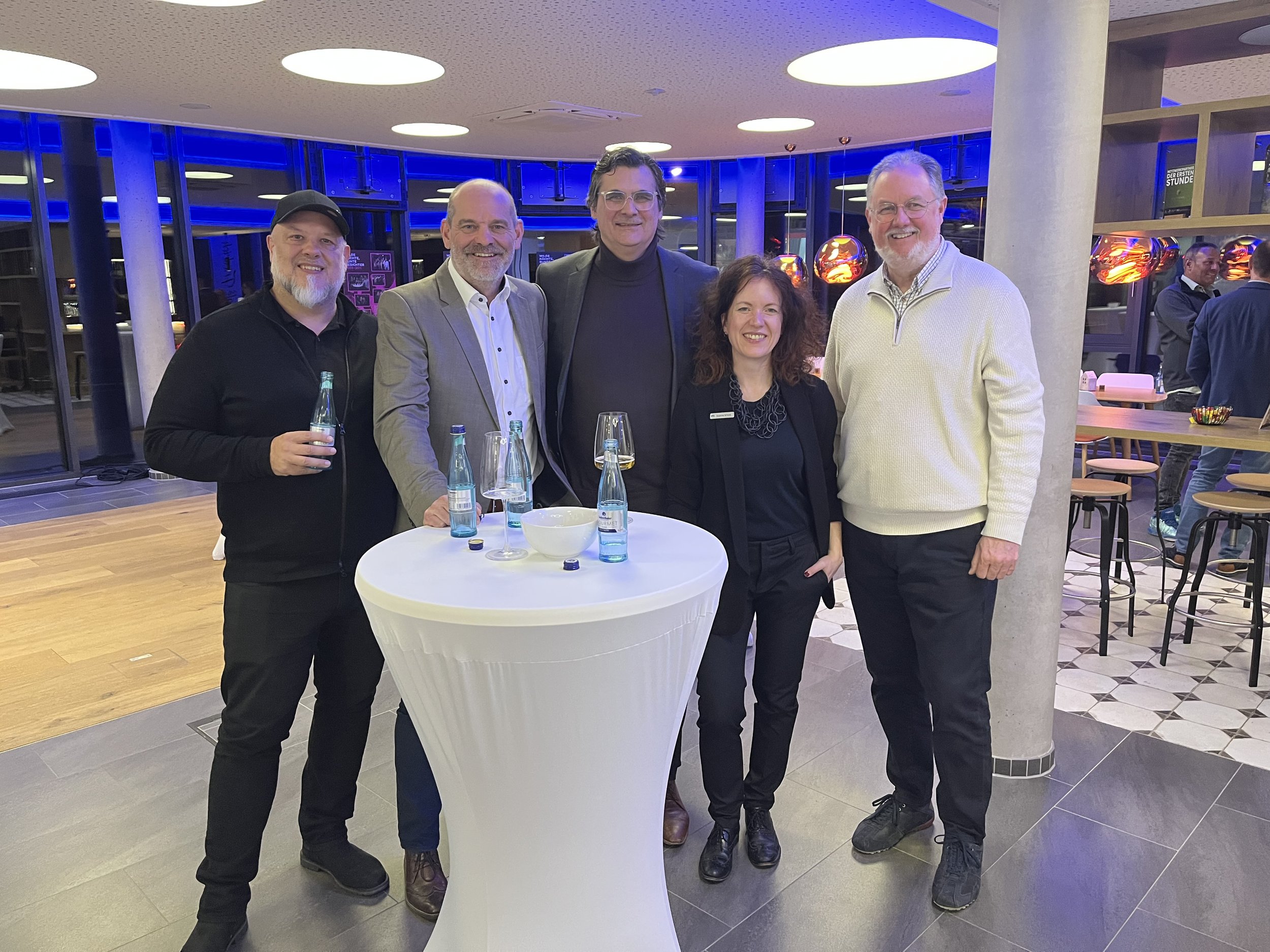 20 Jahre Honky Tonk® Lohr - Vernissage zur Ausstellung bei der Raiffeisenbank Main-Spessart mit vlnr: Wolfgang Weier, Geschäftsführer Würzburg macht Spaß e.V., Hilmar Ulrich, Marketingleiter Raiffeisenbank Main-Spessart, Susanne Schreck, Raiffeisenba