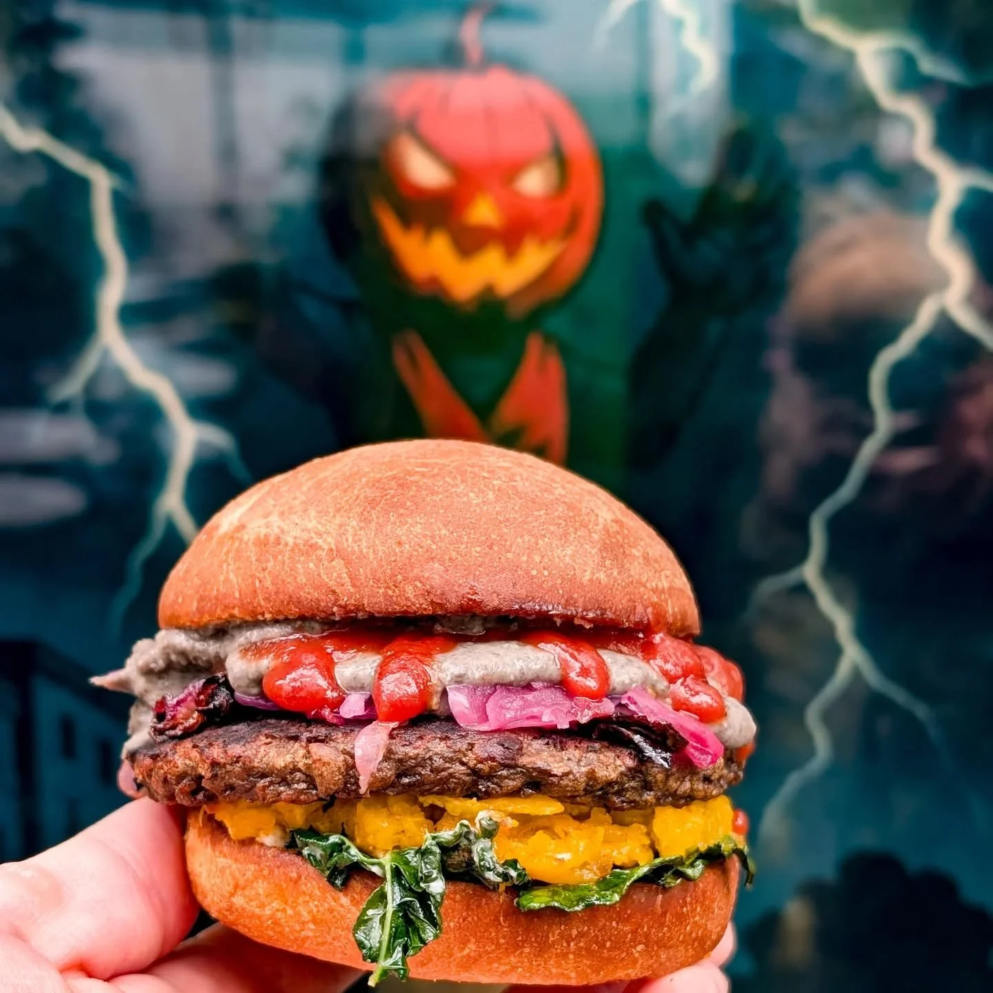 C&rsquo;&egrave; una notte all&rsquo;anno in cui anche la cucina si trasforma.
La zucca si fa arrosto, il cavolo nero diventa croccante come una foglia al vento, e la crema di lenticchie nere s&rsquo;insinua tra gli strati come una pozione segreta.
N