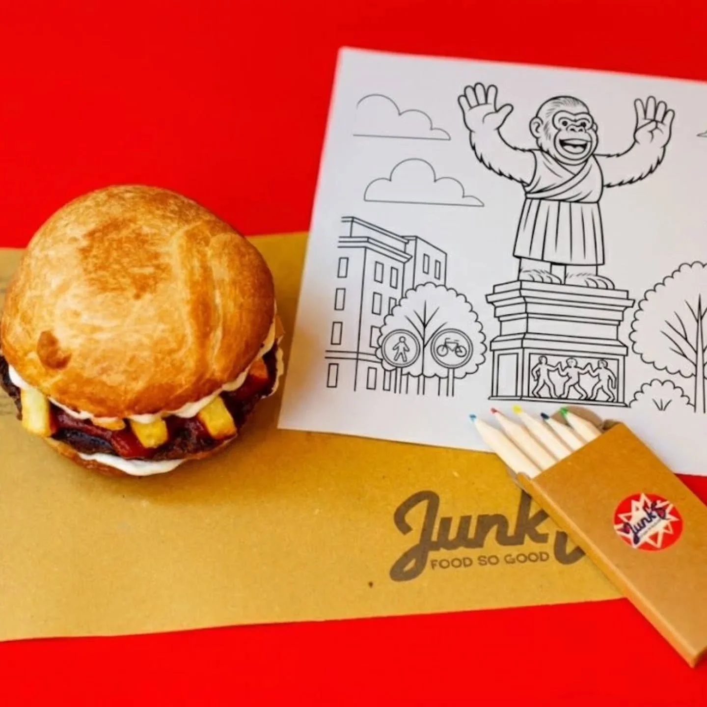 Da oggi c&rsquo;&egrave; anche il JUNK JUNIOR
Un mini burger plant-based con ketchup, mayo e le nostre fries.
Per i piccoli (ma gi&agrave; molto esigenti) fan di Junk&rsquo;s.
Perch&eacute; chi dice che il cibo buono deve essere &ldquo;da grandi&rdqu