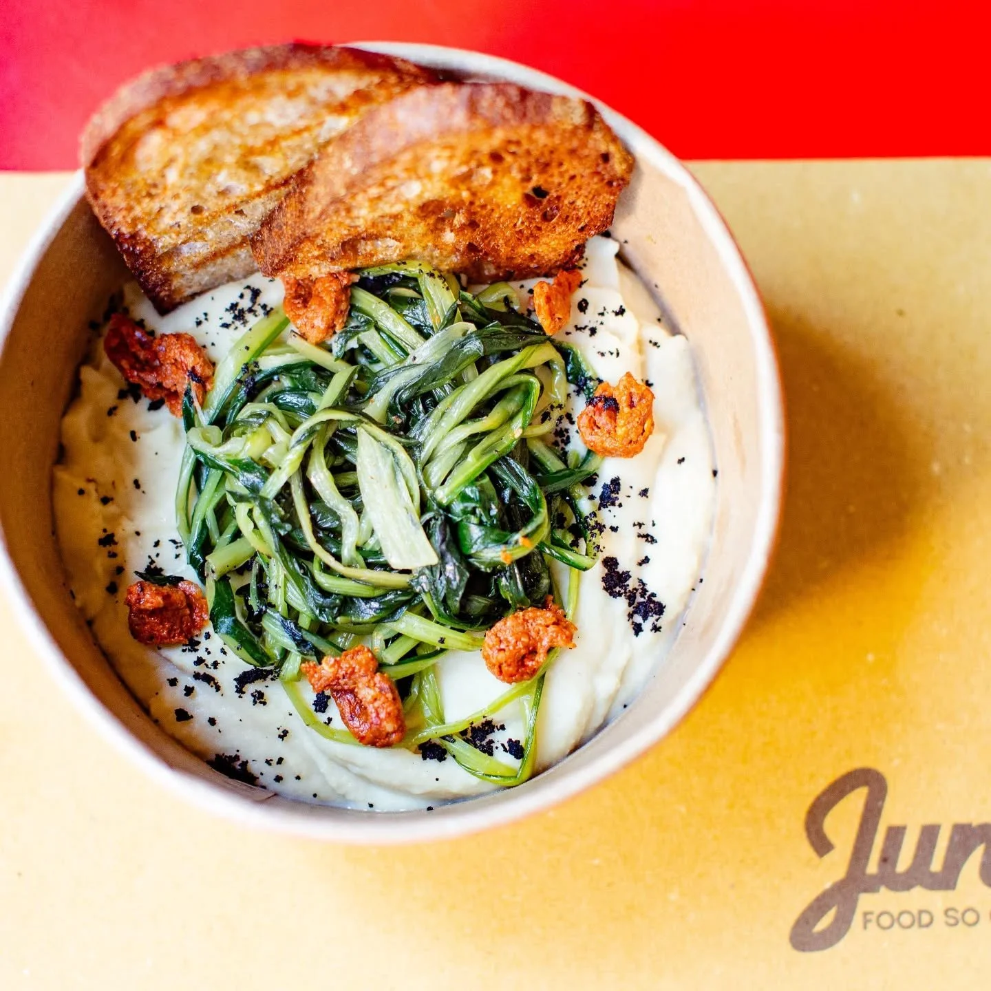 Il nome dice tutto: SMACK!
Un bacio di gusto tra macco di fave al finocchietto, catalogna ripassata, &lsquo;nduja di noci e pomodoro, crostini croccanti e polvere di olive nere.
&Egrave; la nostra idea di comfort food invernale: intenso, avvolgente, 