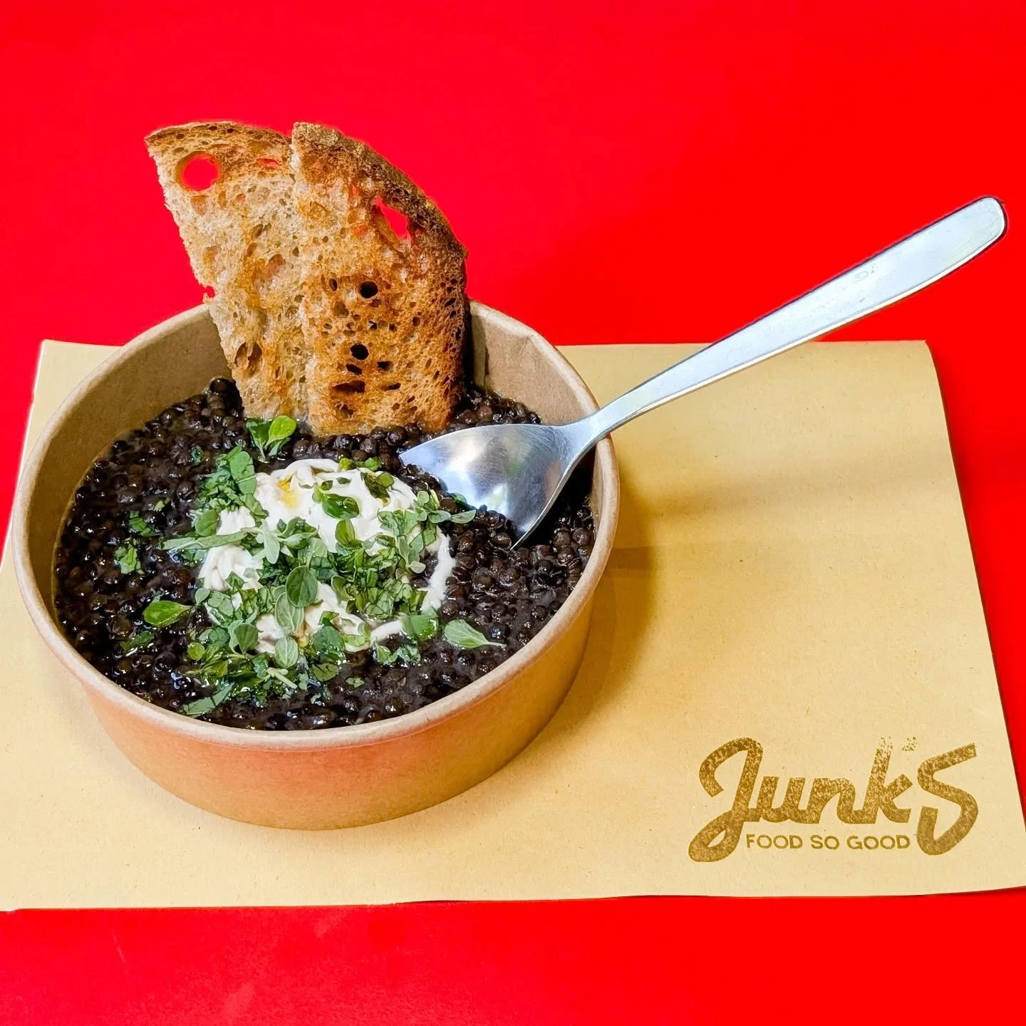 Slow mood, fast love. 
&Egrave; arrivata LENTAS, la nostra zuppa di lenticchie nere, patate e cipolla rossa con lebneh di yogurt di soia e menta.
Uno special che cambia con l&rsquo;umore dello chef (e delle stagioni).
Buona, calda, fatta per rallenta