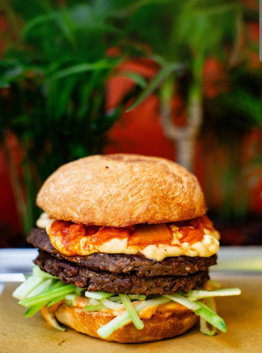 King Kong Burger

Pi&ugrave; grosso. Pi&ugrave; spicy. Pi&ugrave; Junk&rsquo;s.
Kimchi house style, cheeese sauce, gochugaru mayo, doppio plant-based burger e julienne di cetriolo.
&Egrave; arrivato il re della giungla.
Pronto a sfidare Godzilla, mor