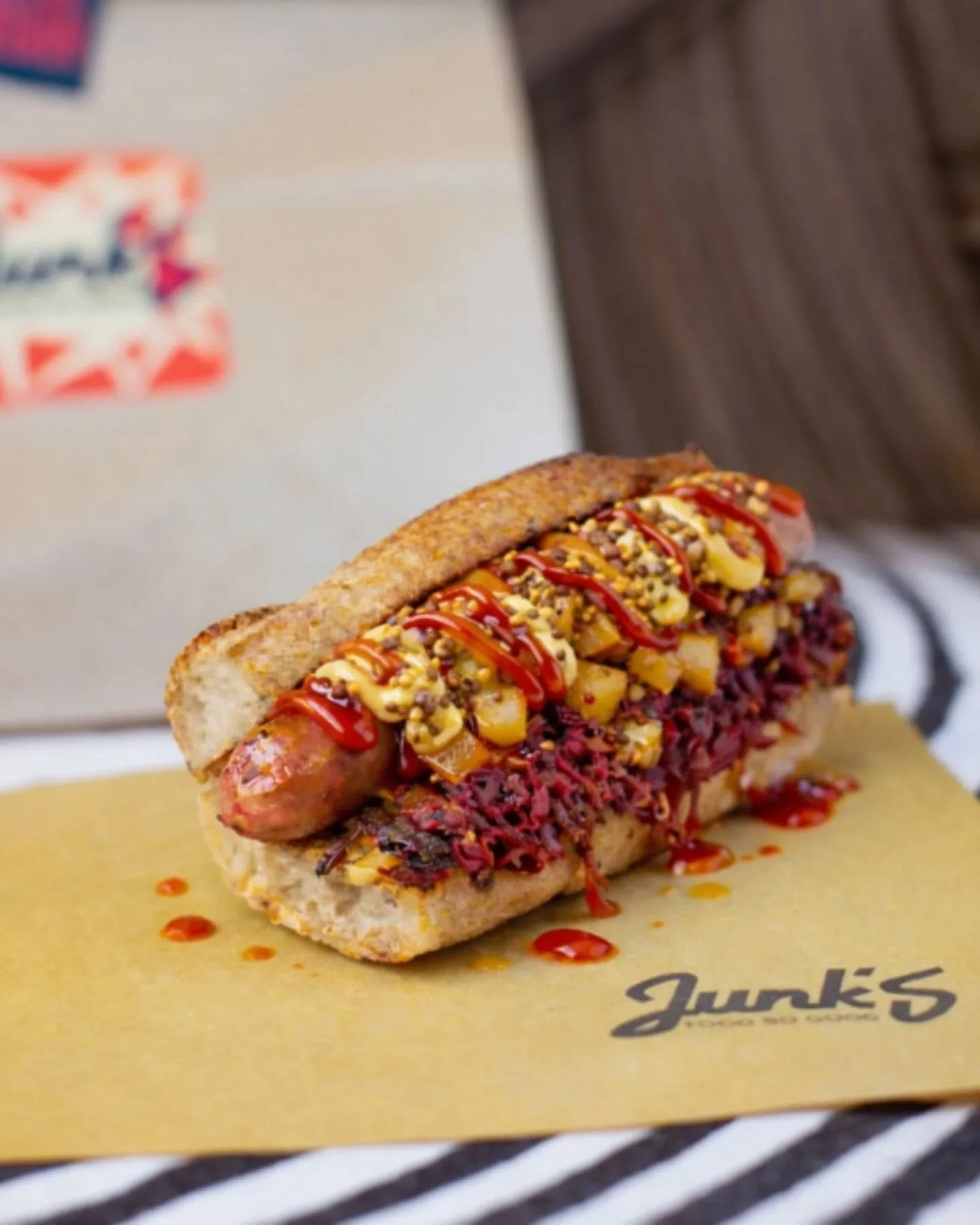 B BANG!
Special San Valentino.

Da oggi nel menu. Per sempre.
O finch&eacute; continuerete ad amarlo.

Plant based sausage, Cipolla rossa saltata in agro, Cavolo rosso fermentato, Junk's Mayo, Senape antica, Junk&rsquo;s Apple Mustard, Ketchup di lam