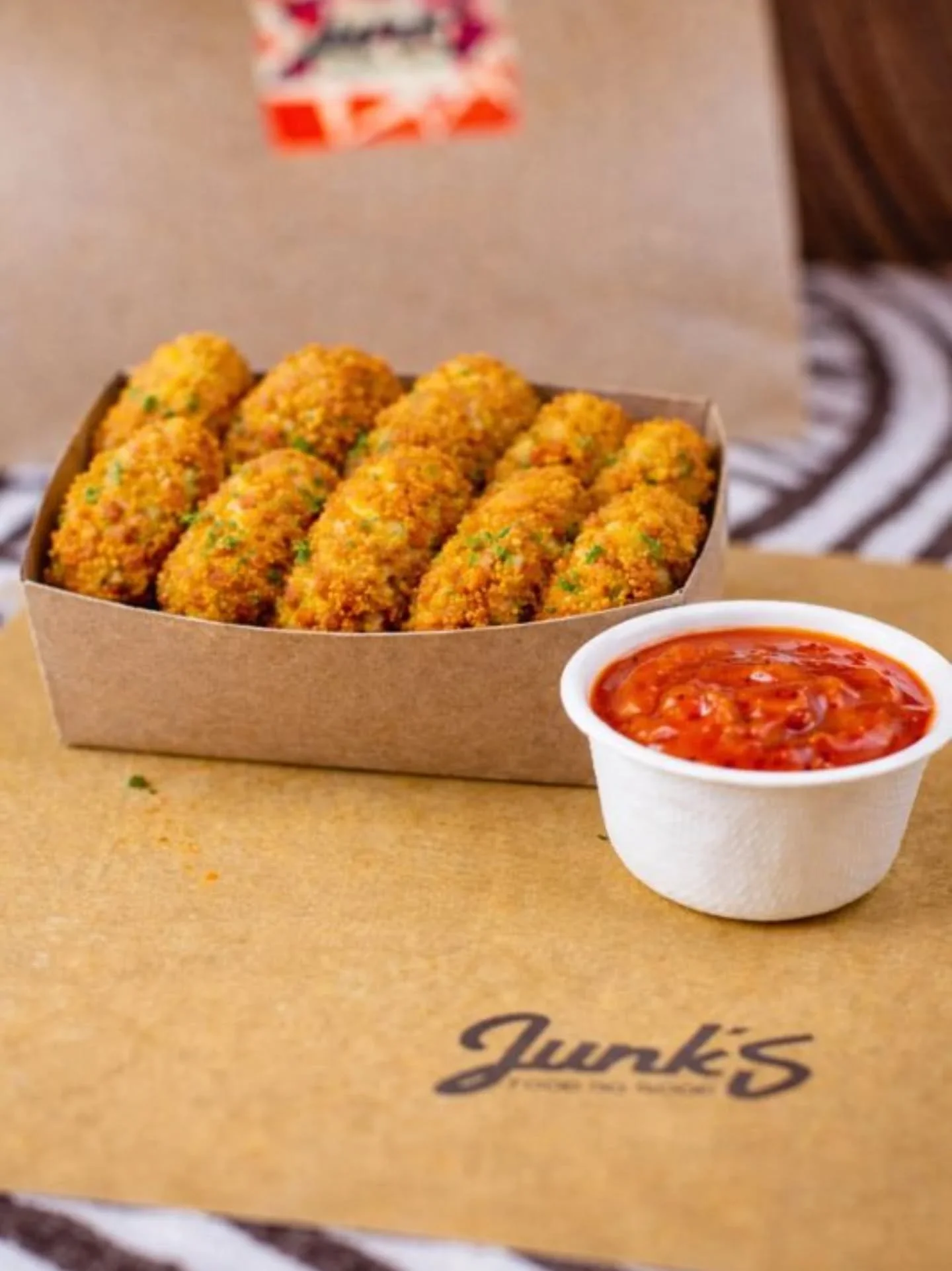 Oggi si esagera.

10 NoChicken Nuggets
9,5&euro;

Con la nuova Berliner Sauce.
Rosso. Speziato. Senza chiedere permesso.

&Egrave; una promo.
Non durer&agrave; per sempre.

Venite affamati.

Junk&rsquo;s Food So Good 🦍🌱🍔