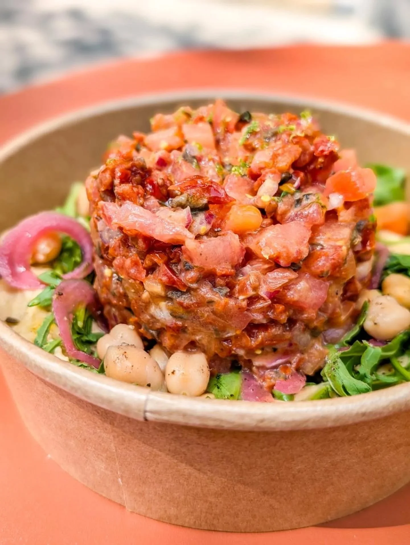 La prima Green del nuovo menu estivo si chiama Red.

Perch&eacute; ogni tanto anche le insalate possono avere personalit&agrave;.
Tartare ai due pomodori con lime, scalogno e senape.
Hummus di ceci, tahina e cumino.
Rucola, ceci e pickled red onion a