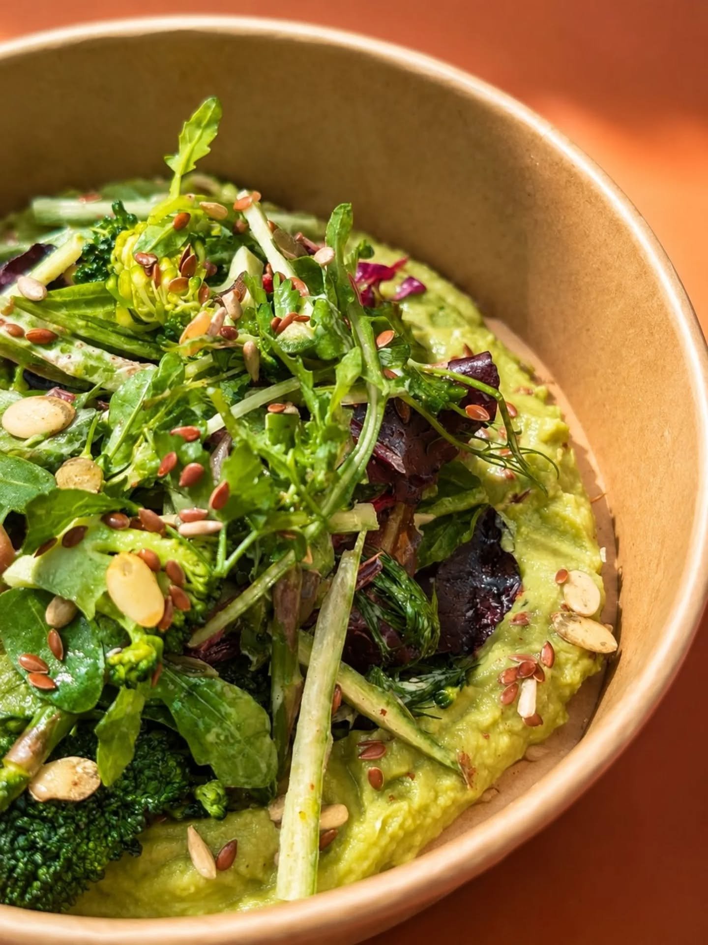 Jungle. 🌿

Crudo di asparagi, broccoli, rucola, misticanza, basilico, menta e barbabietola.
Crema di avocado, semi tostati, olio evo e mayo al sumac.

Una green piena di foglie, erbe, croccantezze e contrasti fatti bene.

Ci siamo sentiti subito a c