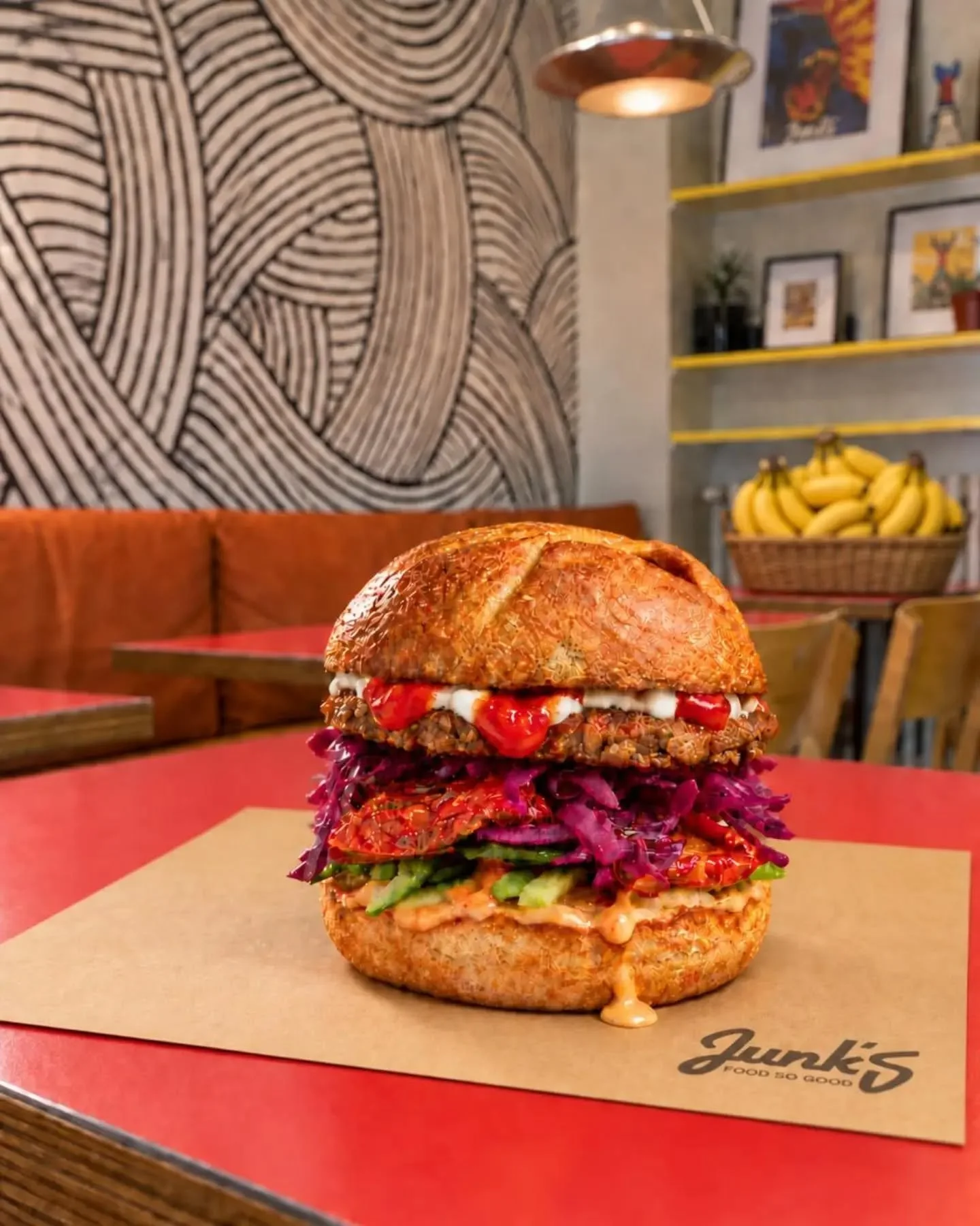 Junk&rsquo;s compie un anno.

Per festeggiare ha scelto uno dei burger pi&ugrave; amati del menu: Poison Ivy.

Colorato, esagerato e pericolosamente irresistibile.
Quello che riconosci al primo sguardo, desideri al primo morso e continui a ordinare c