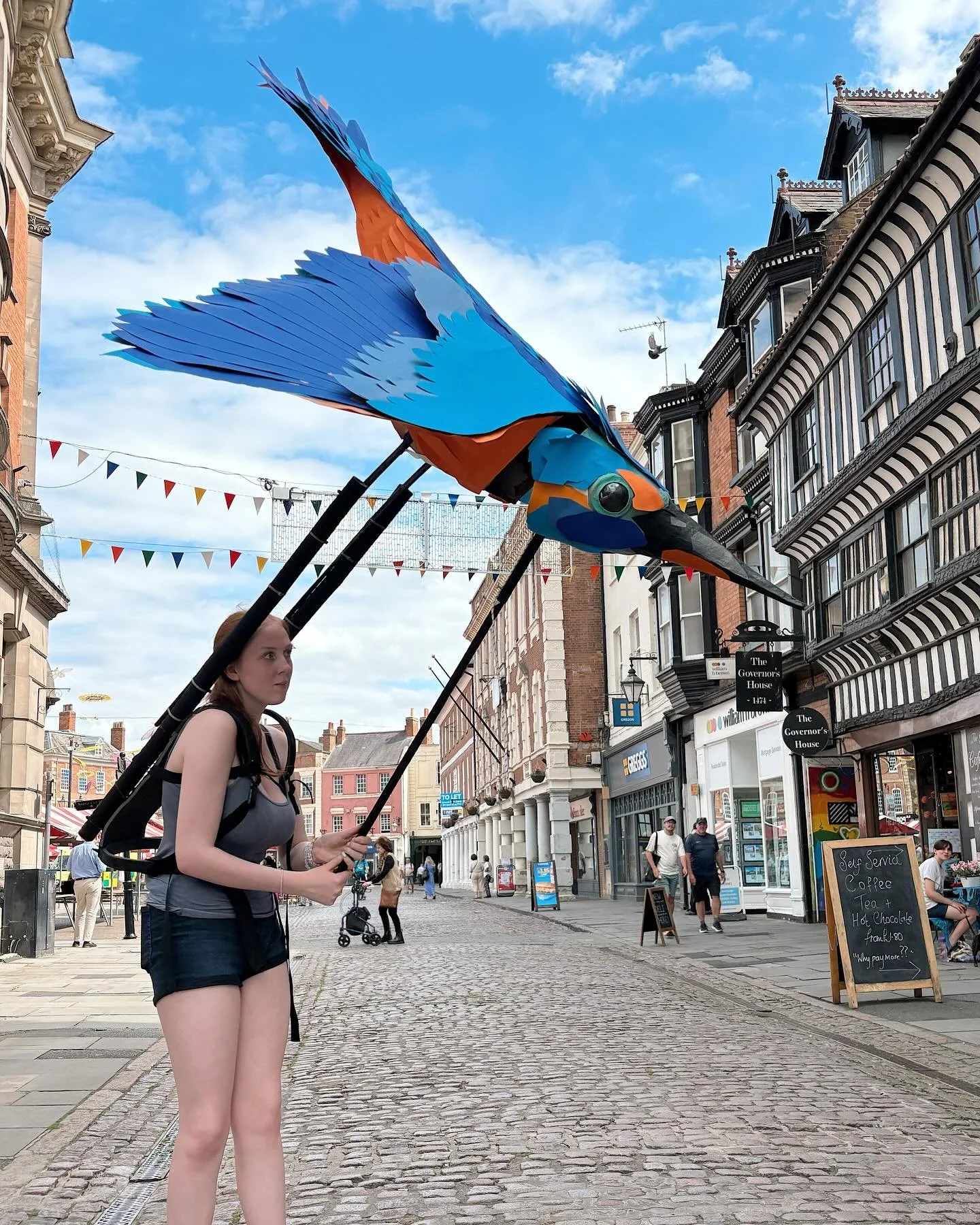 Kingfisher spam! 

Trial run with the kingfisher before the bank holiday parade. With the team who helped create it, the young Creative influencers, @theartofemily_uk and myself practicing puppeteering in Newark. Great way to spend a sunny afternoon 
