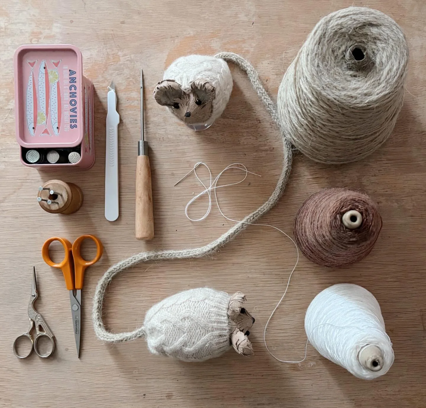 Have you met the mice mittens on strings yet at @doddingtonhall ?

#doddingtonhall #christmasmouse #mittens #fairytalechristmas #frenchknitting