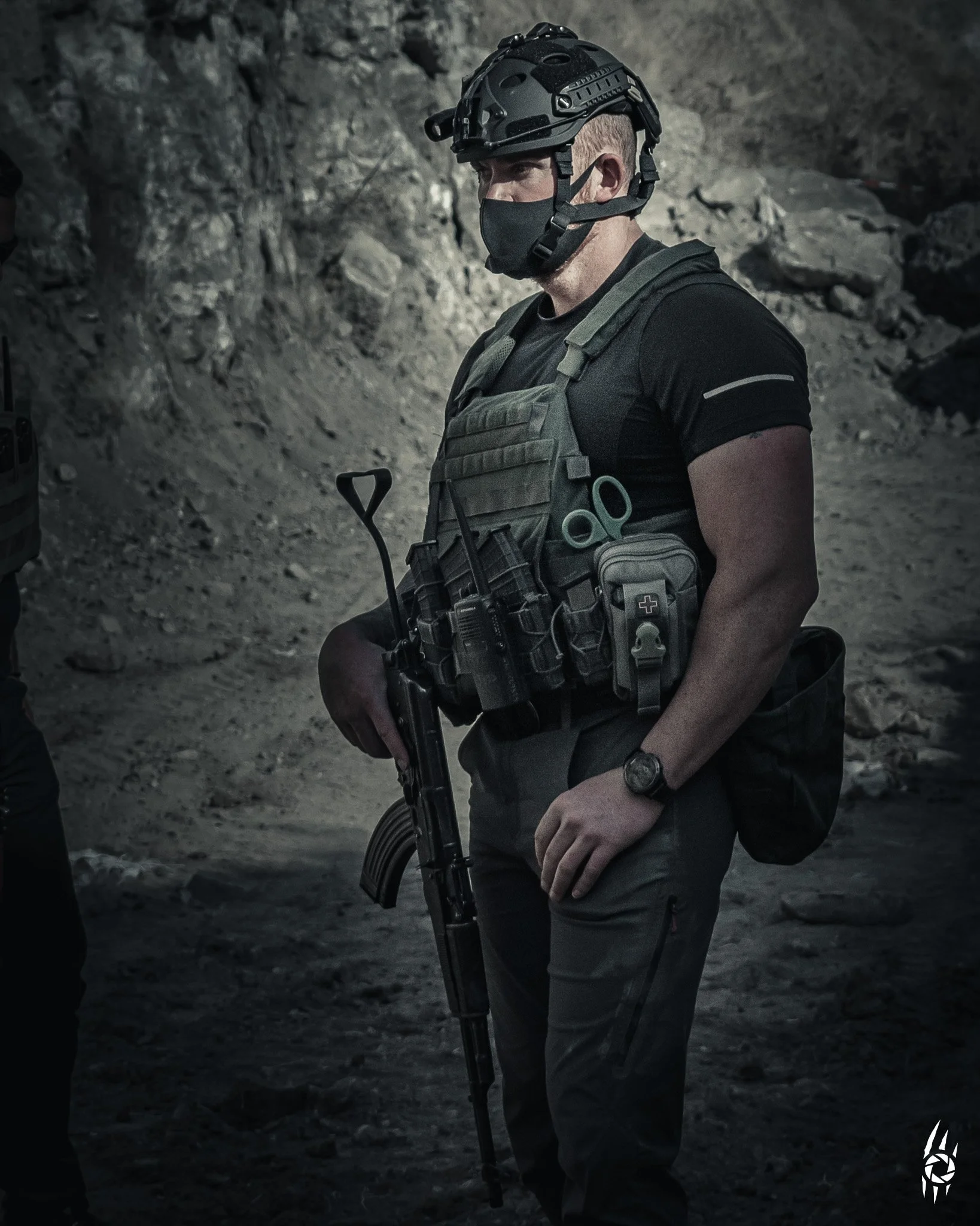 SENTRYBLOOD
/ˈsɛn.tri.blʌd/
"Bound by duty. Standing where the unseen cuts deepest."