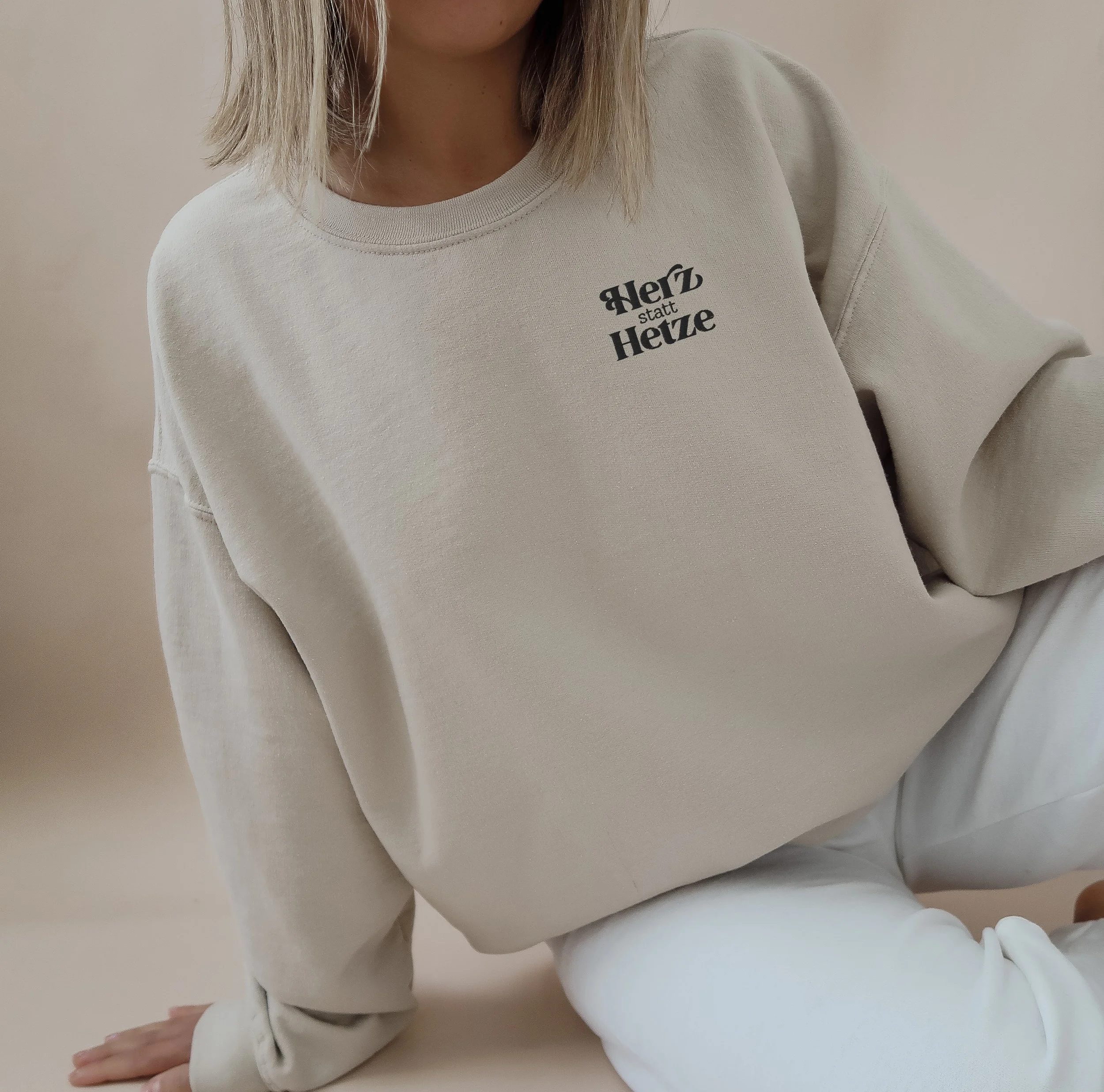 2 3model_sweatshirt-4farbens.jpg