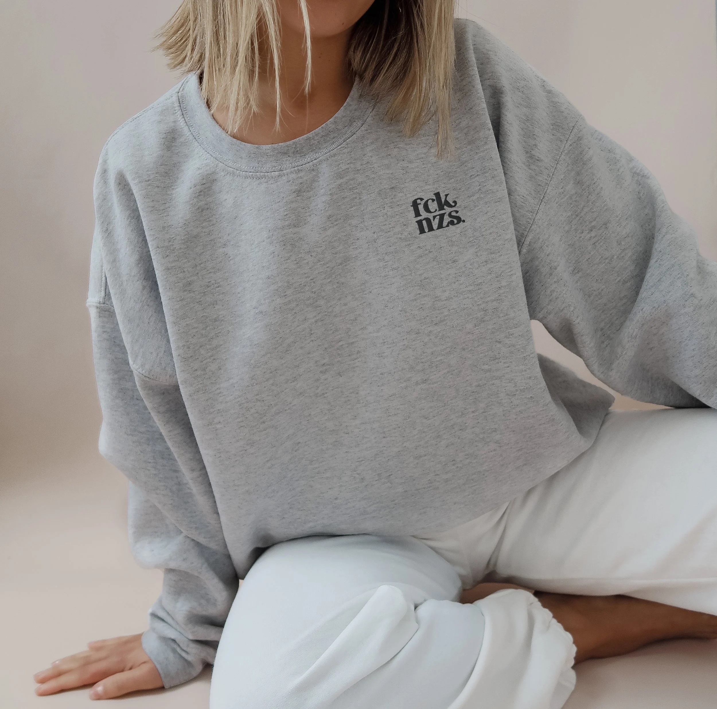 model-sweatshirt-FCKNZS-sport-grey.jpg