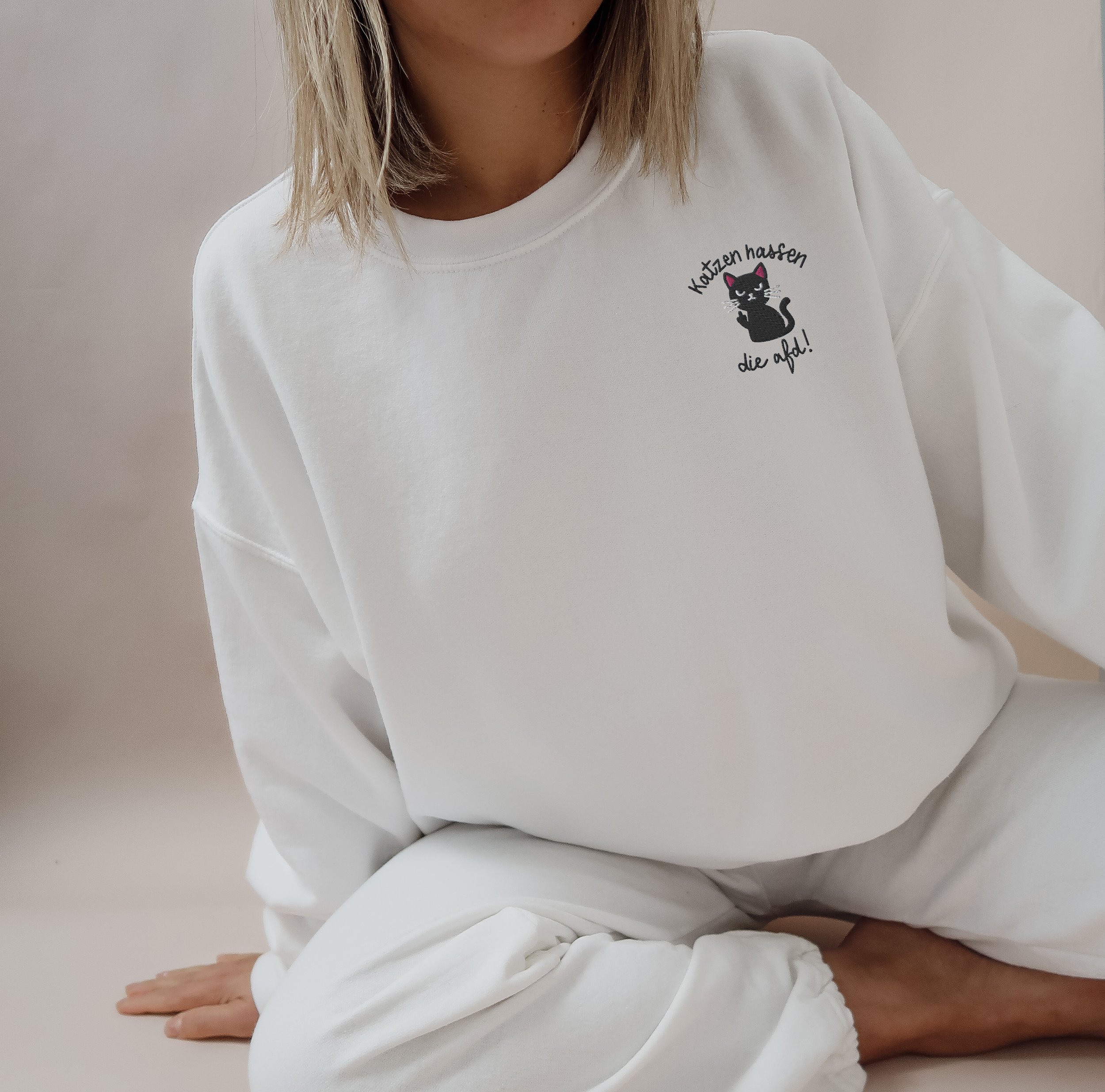 model-sweatshirt-FCKAFD-white.jpg