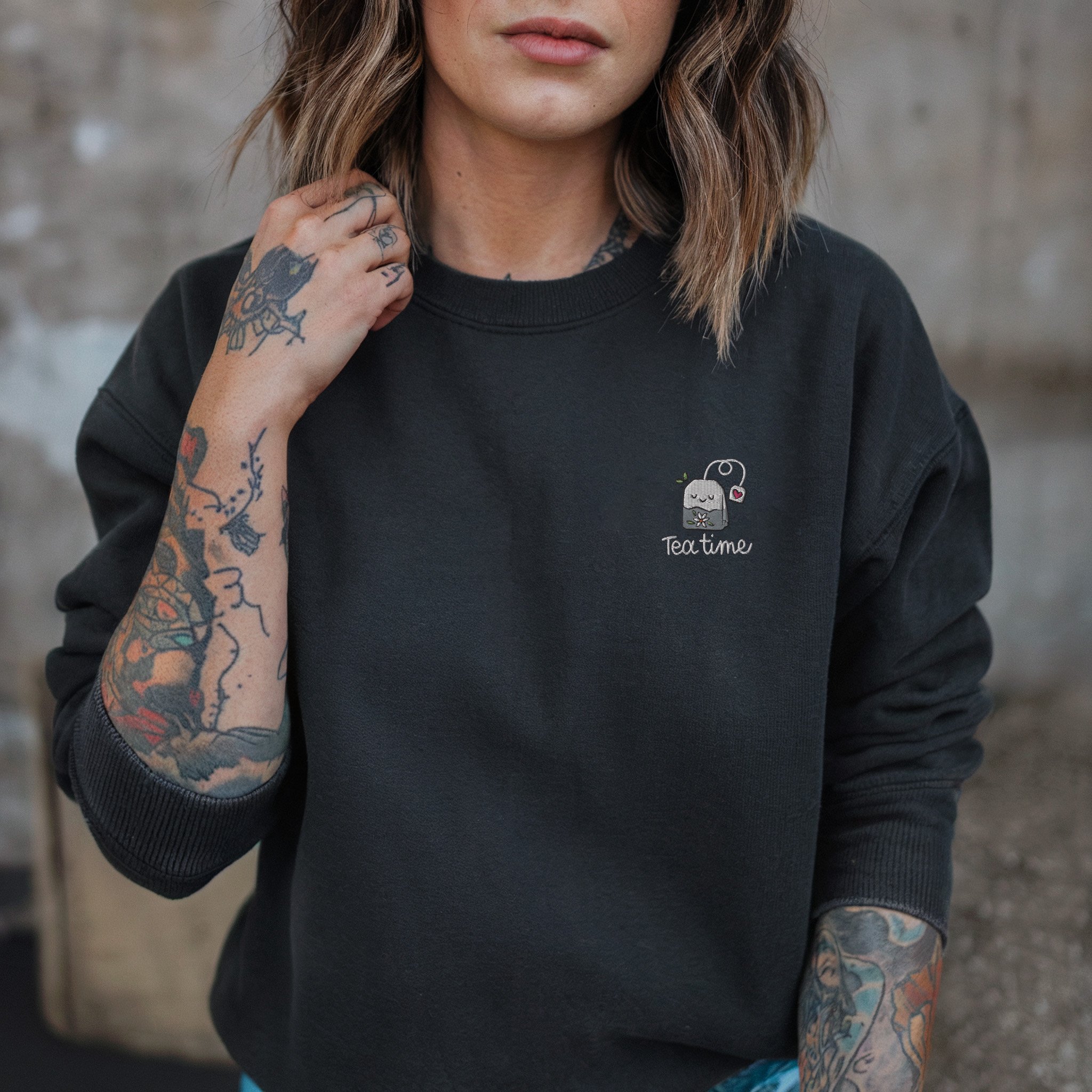 model-sweatshirt-tea-time-black.jpg