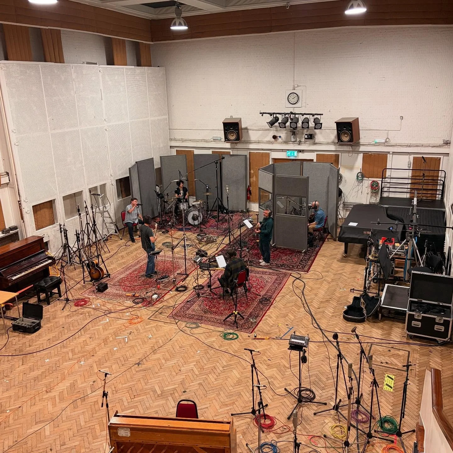 Recognize this room? Grateful for the experience at Abbey Road Studios with my @rockinghorsemusicclub crew. 

#recordingsession #sessionmusician #sessionguitarist #telecaster #musichistory #uktrip #musicstands #iconicstairs #guitaristsofinstagram #re