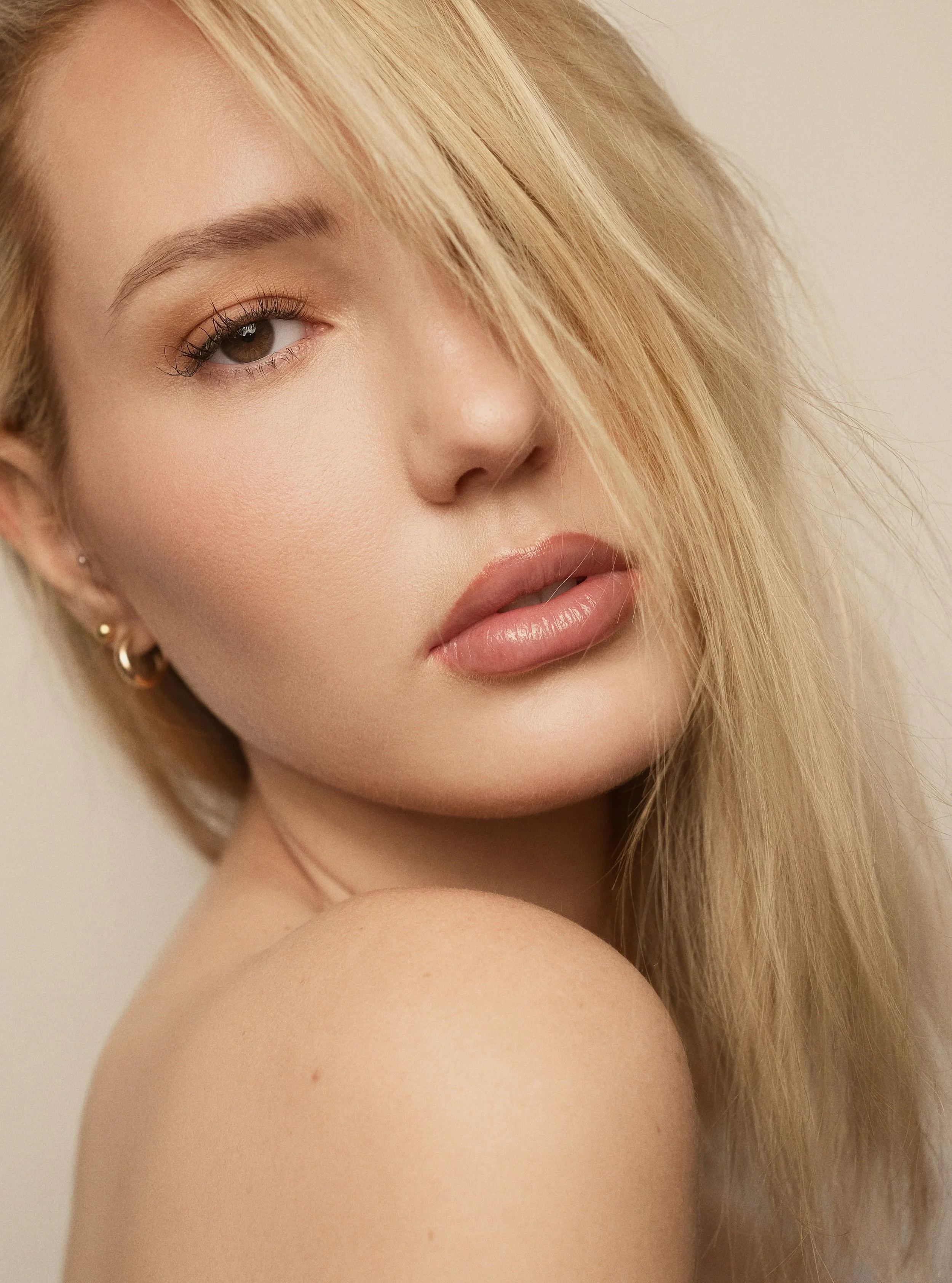 VICTORIA Lea
PH: @sjvanzyl 
MUA: @flawlessbyimmy_ 
MA: @auramodelsza 

Bookings: info@auramodels.co.za