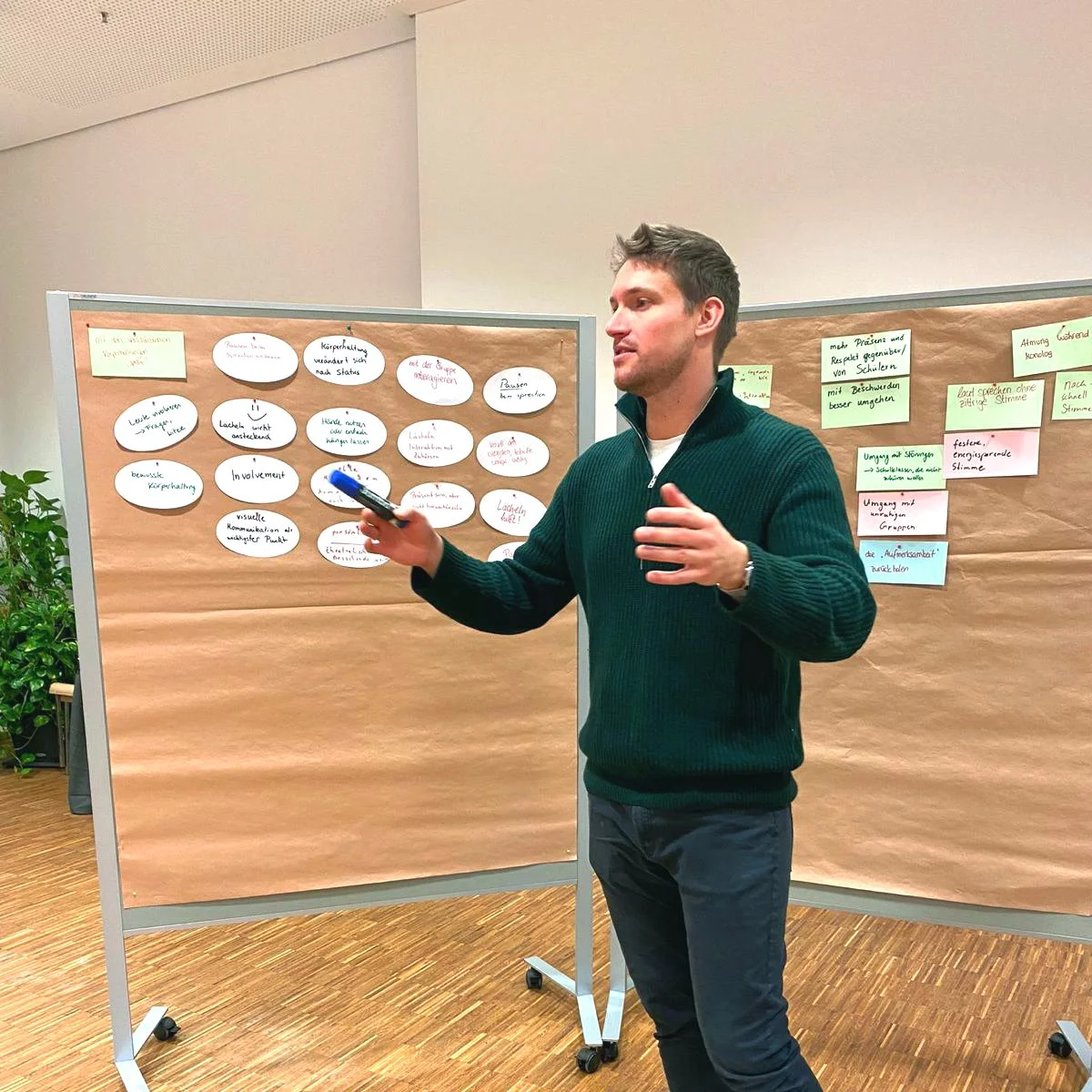 Gabriel Missall referiert in einem Workshop im grünen Pullover