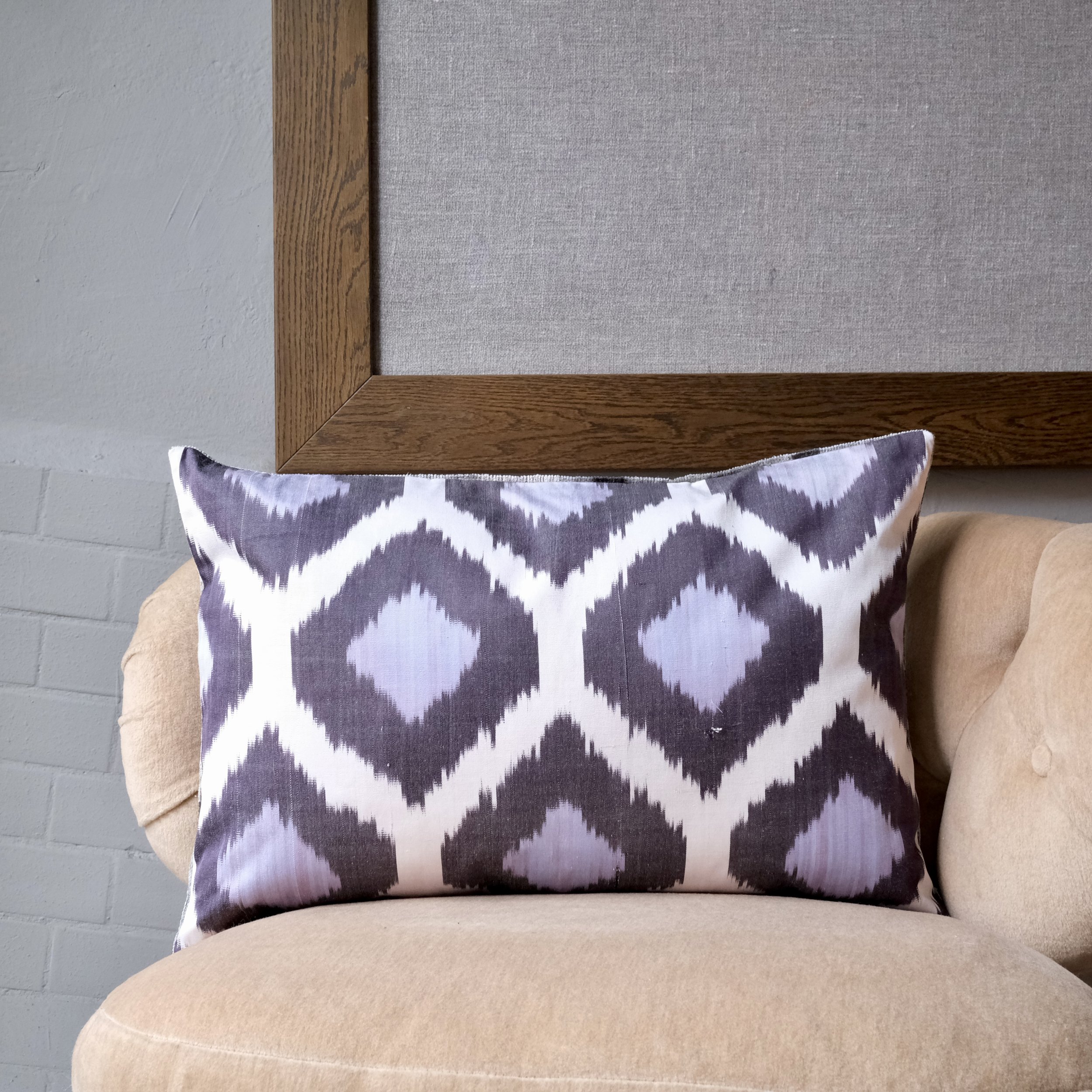 Kudde 40x60 cm gammal ikat sammet/silke ord? baksida.jpeg