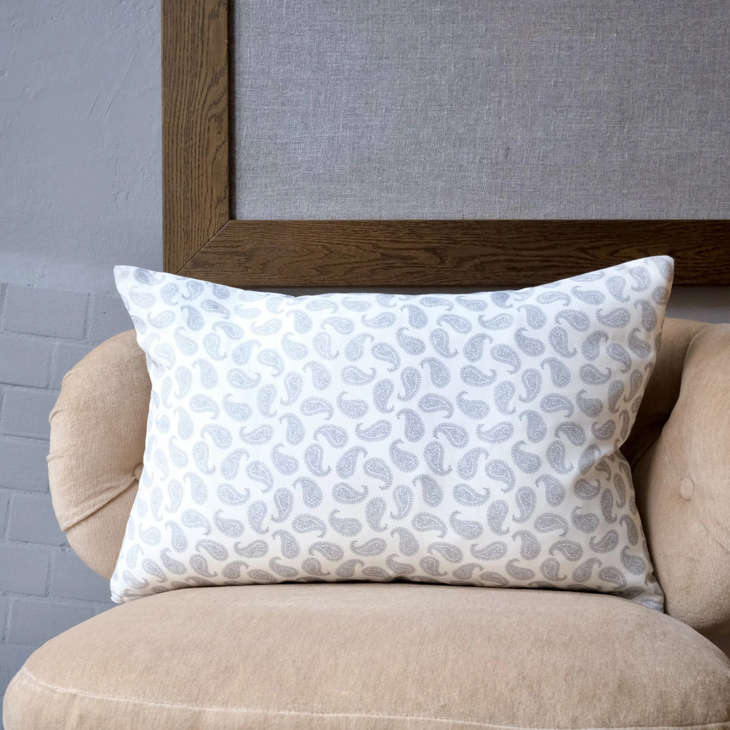 Kudde 05100032 Prydnadskudde 40 x 60cm Decortex - Saturnia / Light Grey Ord. 1450 SEK framsida.jpeg