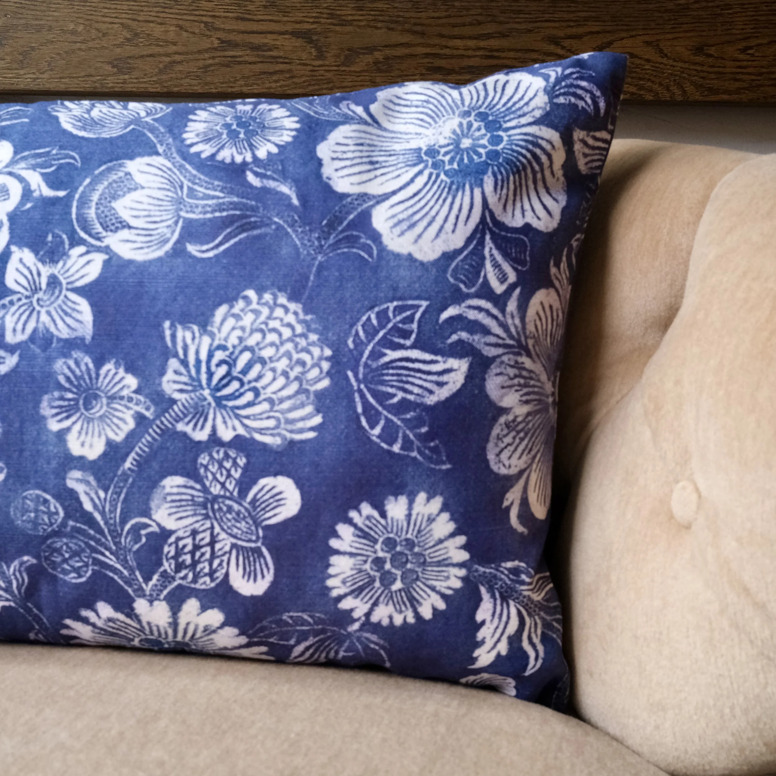 Kudde 40x60 cm gammal blommig ord? närbild.jpeg