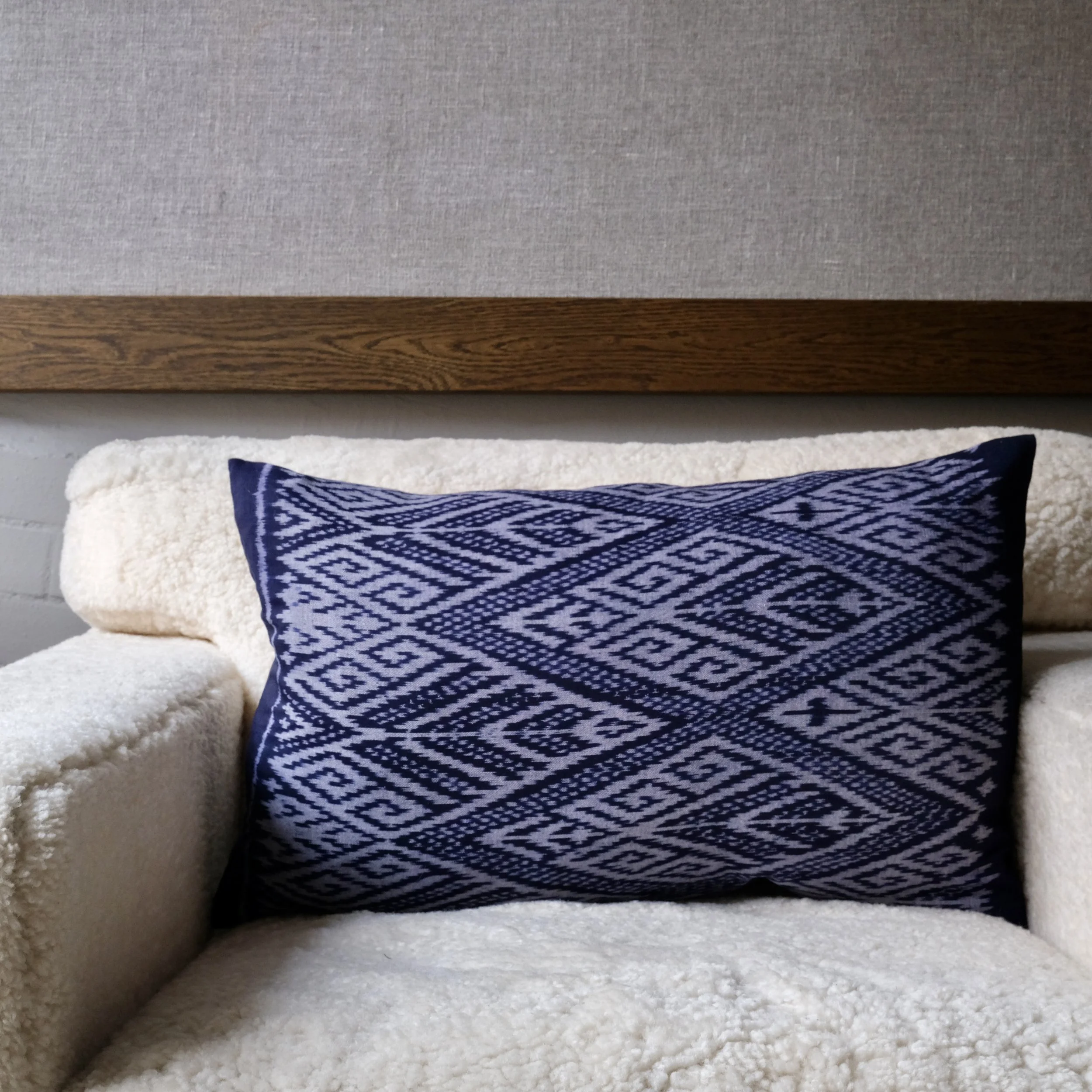 05100111 Prydnadskudde 40 x 60cm Thailand silk - Blå4.jpeg