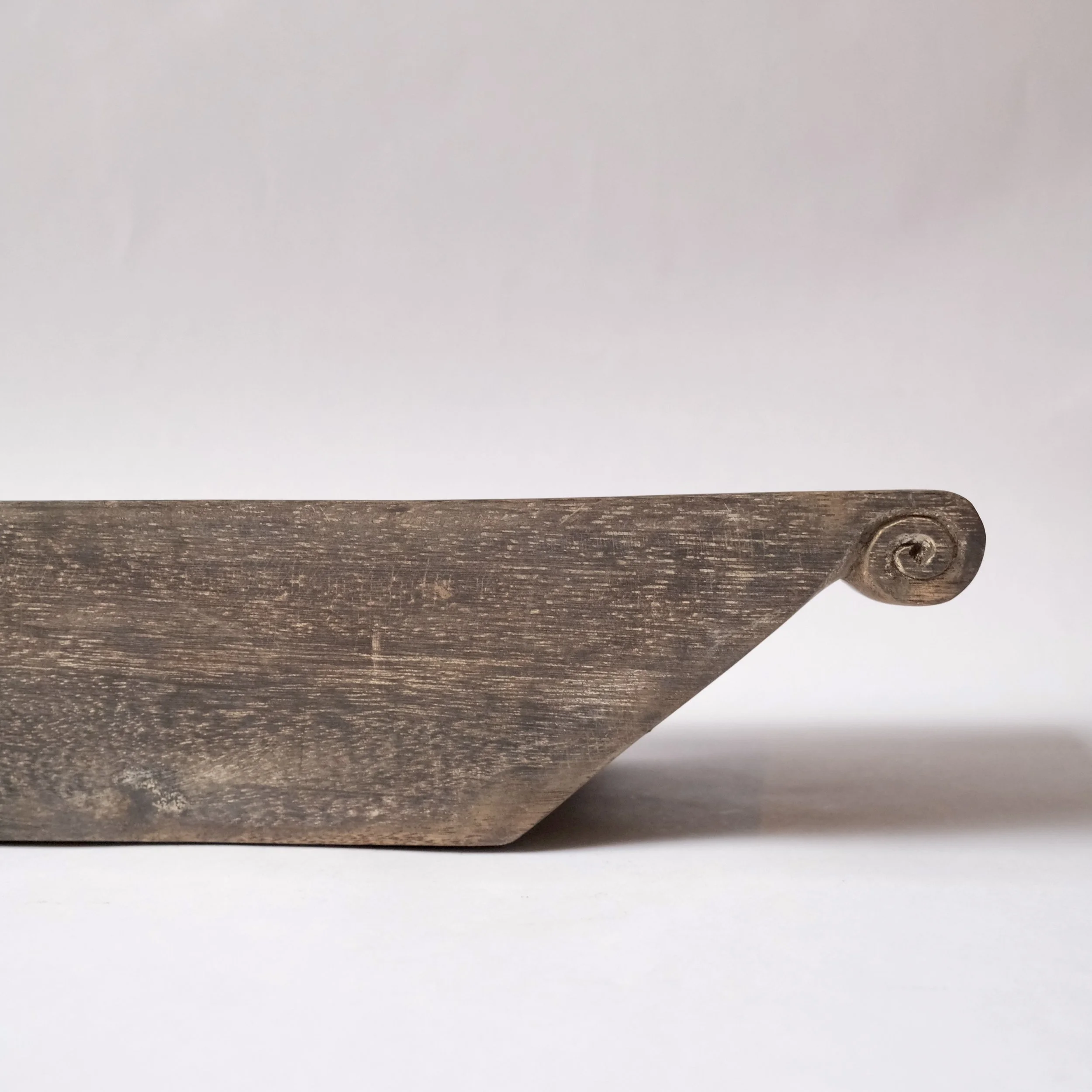 05050122 Tråg i trä närbild.jpeg