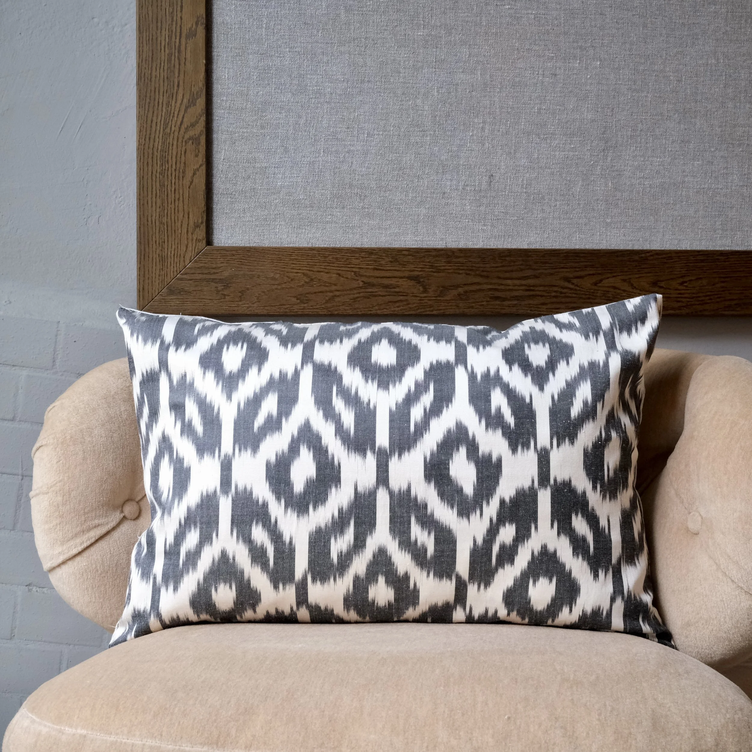 Kudde gammal 40x60 cm silke/bomull vit/svart stormönstrad ord?.jpeg