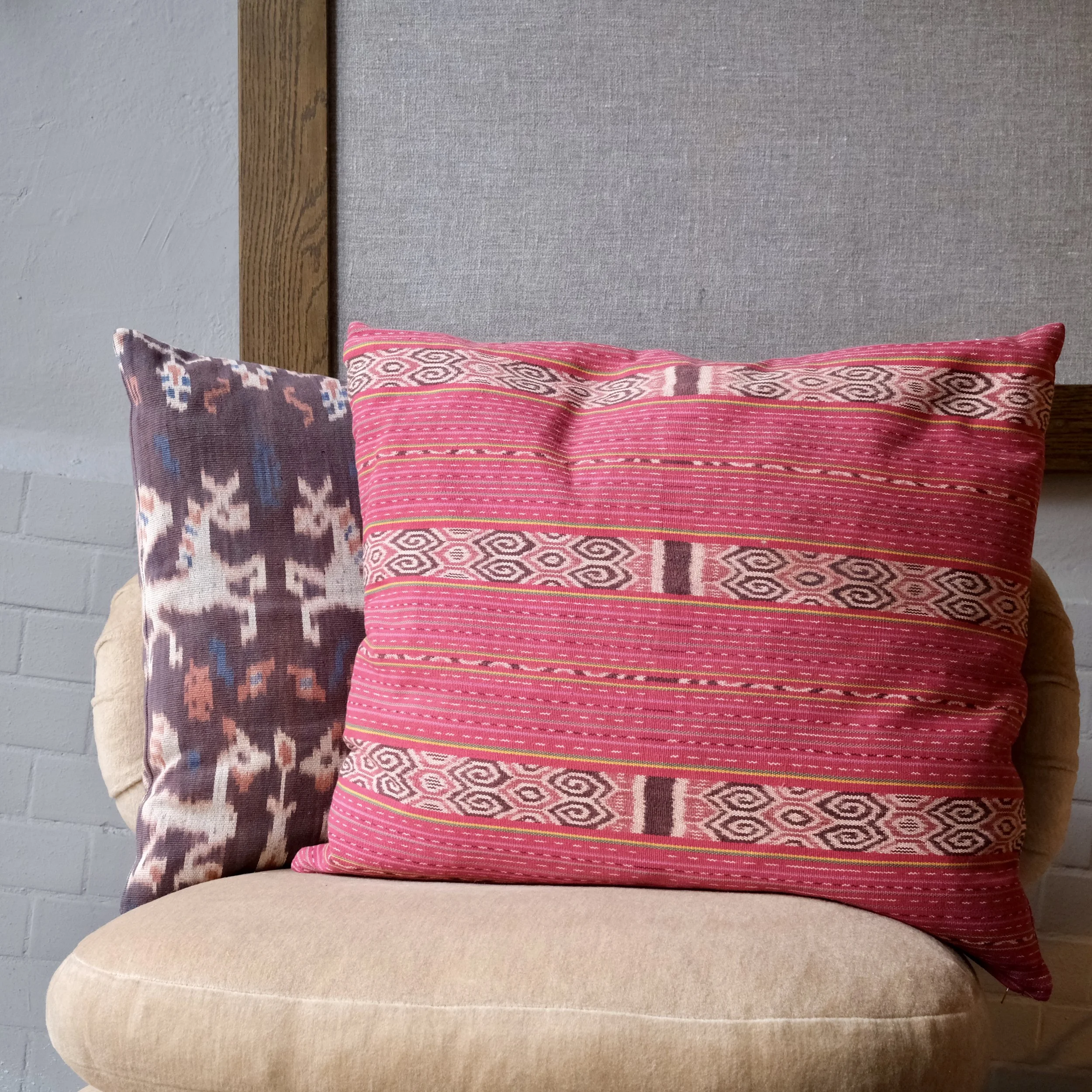 Kudde 50x50 cm gammal Bali rosa grupp.jpeg