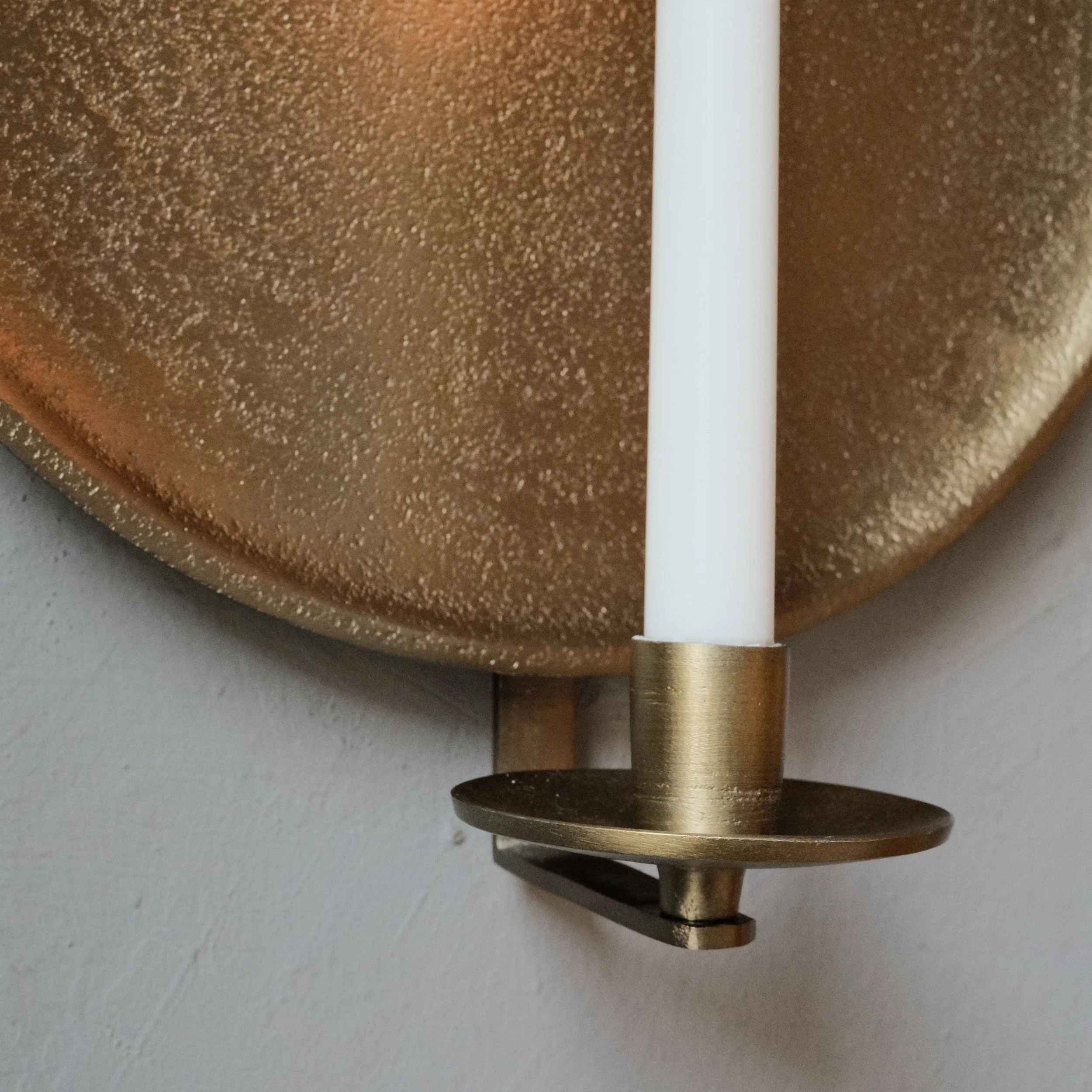 05160010 Väggljusstake M Mässing ø 35cm närbild.jpeg